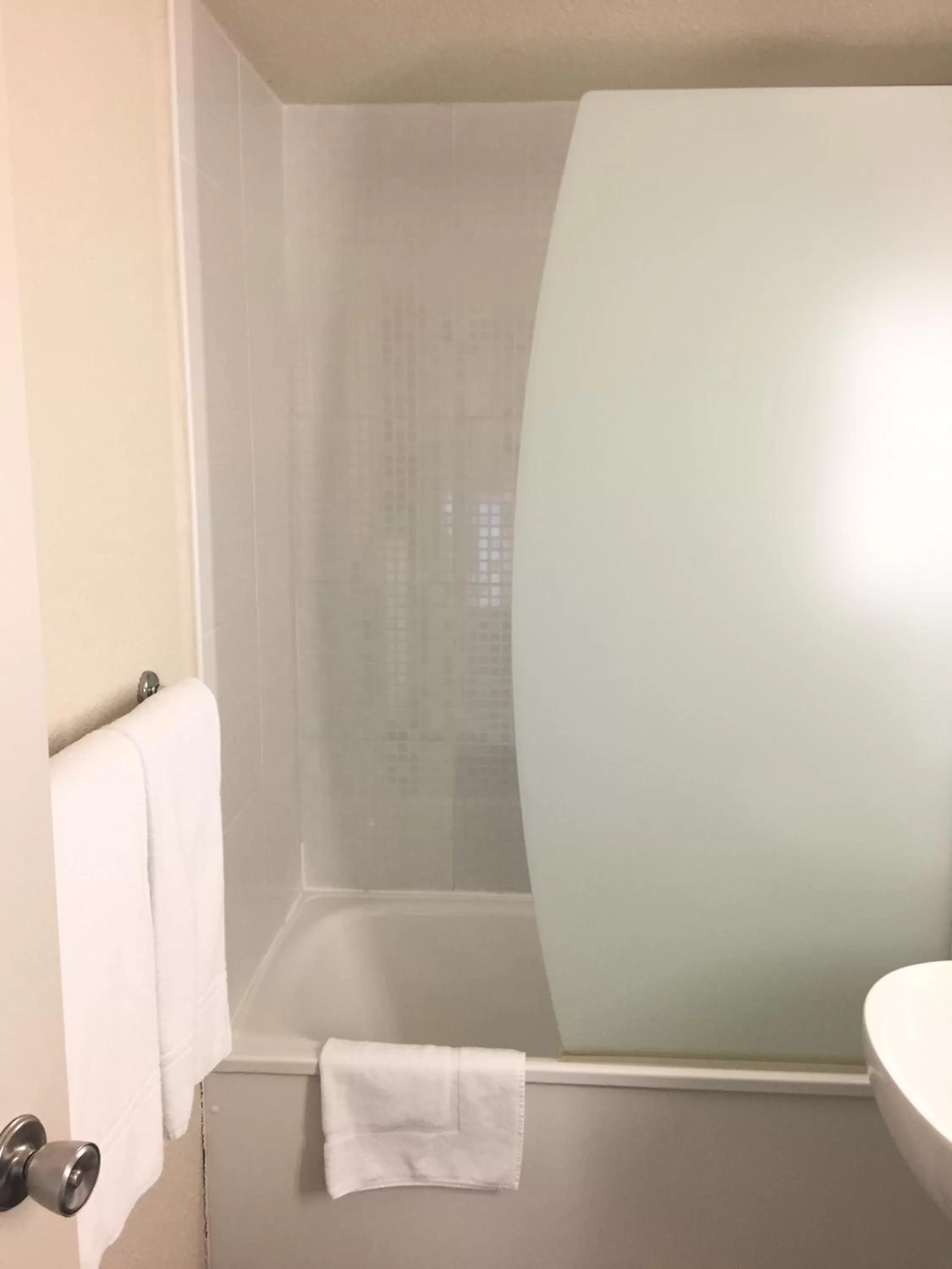 Bathroom in Campanile Nantes ~ Saint-Herblain