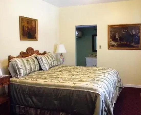 Bed in Historic Cary House Hotel