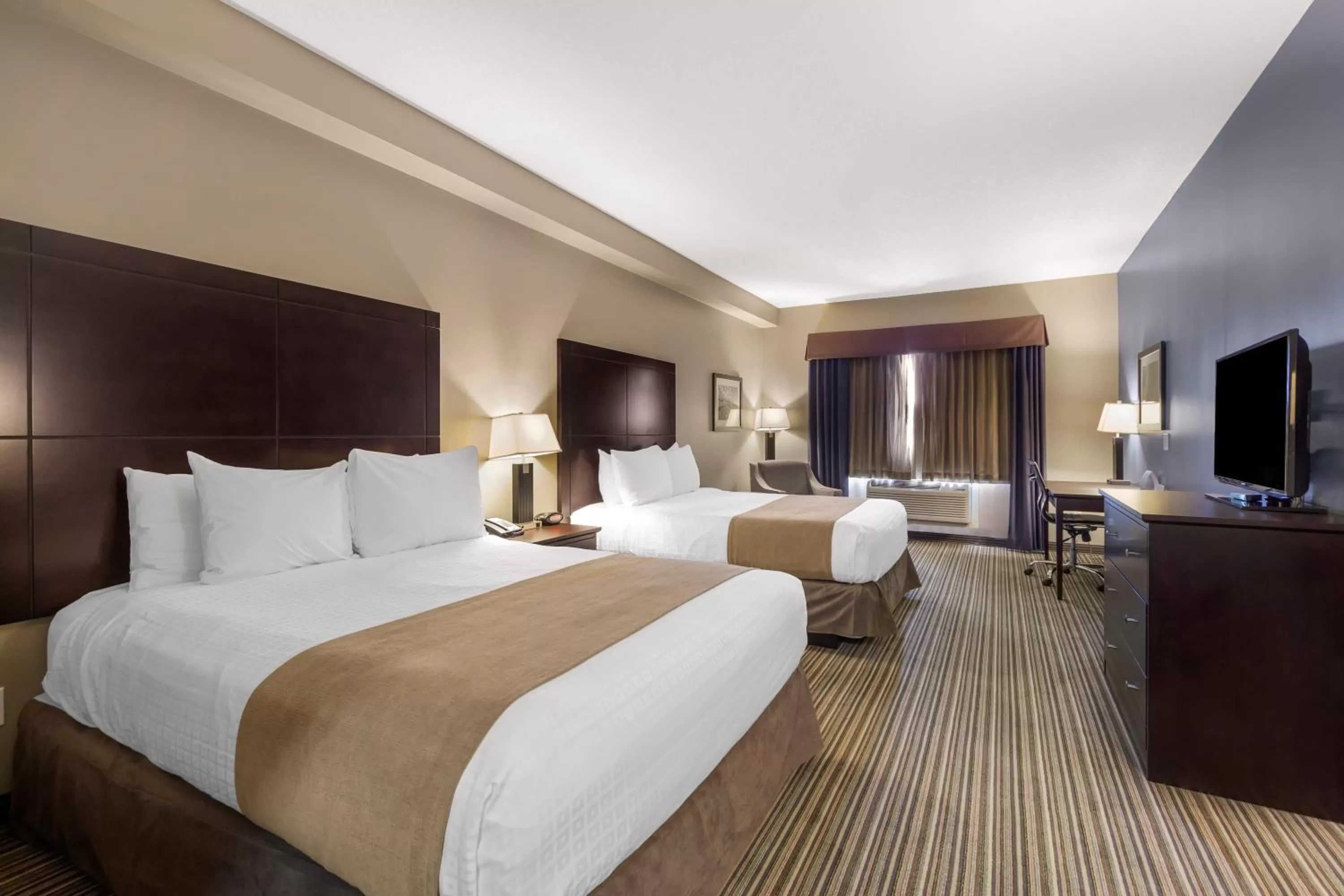 Property building, Bed in Best Western PLUS Fort Saskatchewan Inn & Suites