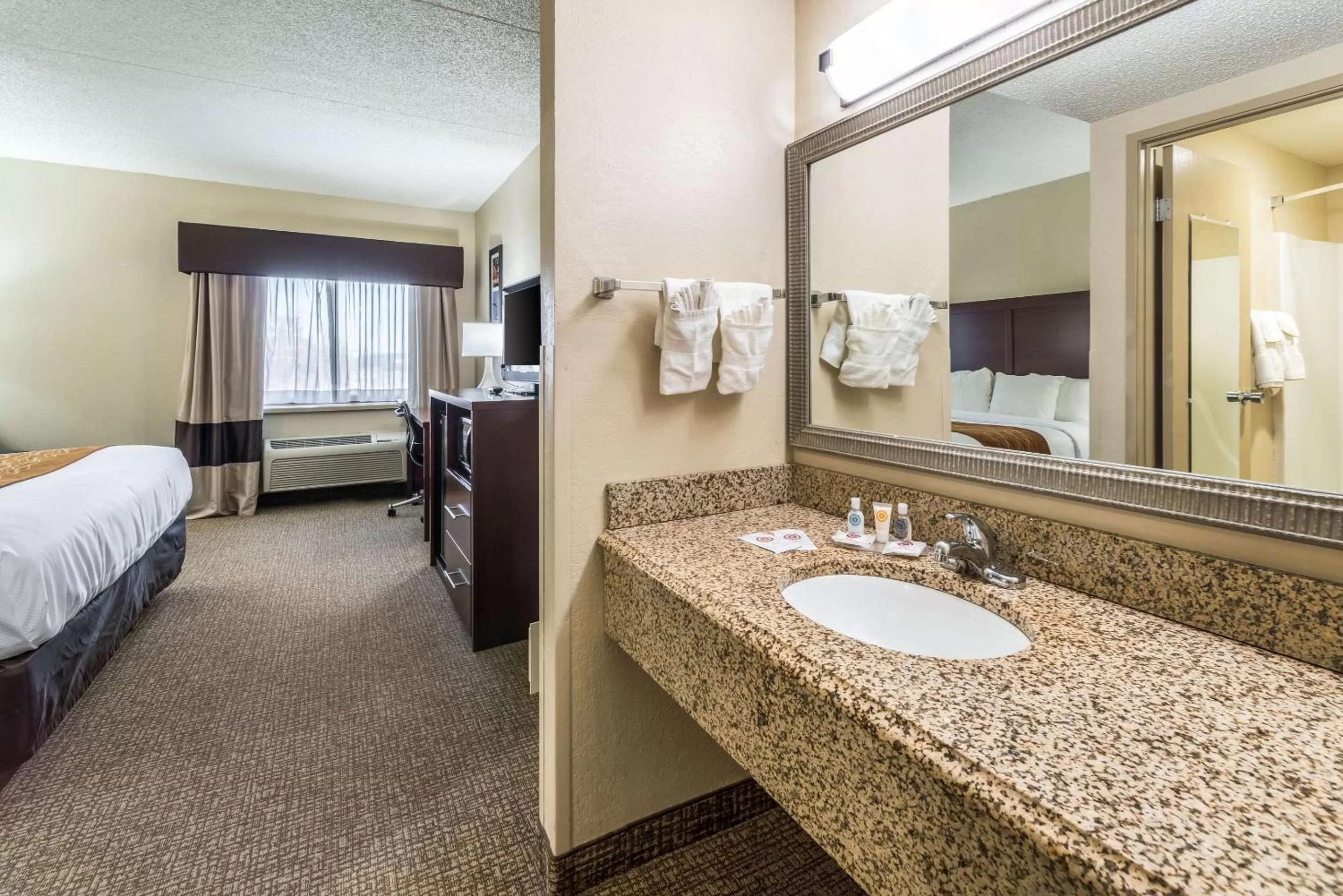 Bathroom, Bed in Comfort Inn Festus-St Louis South