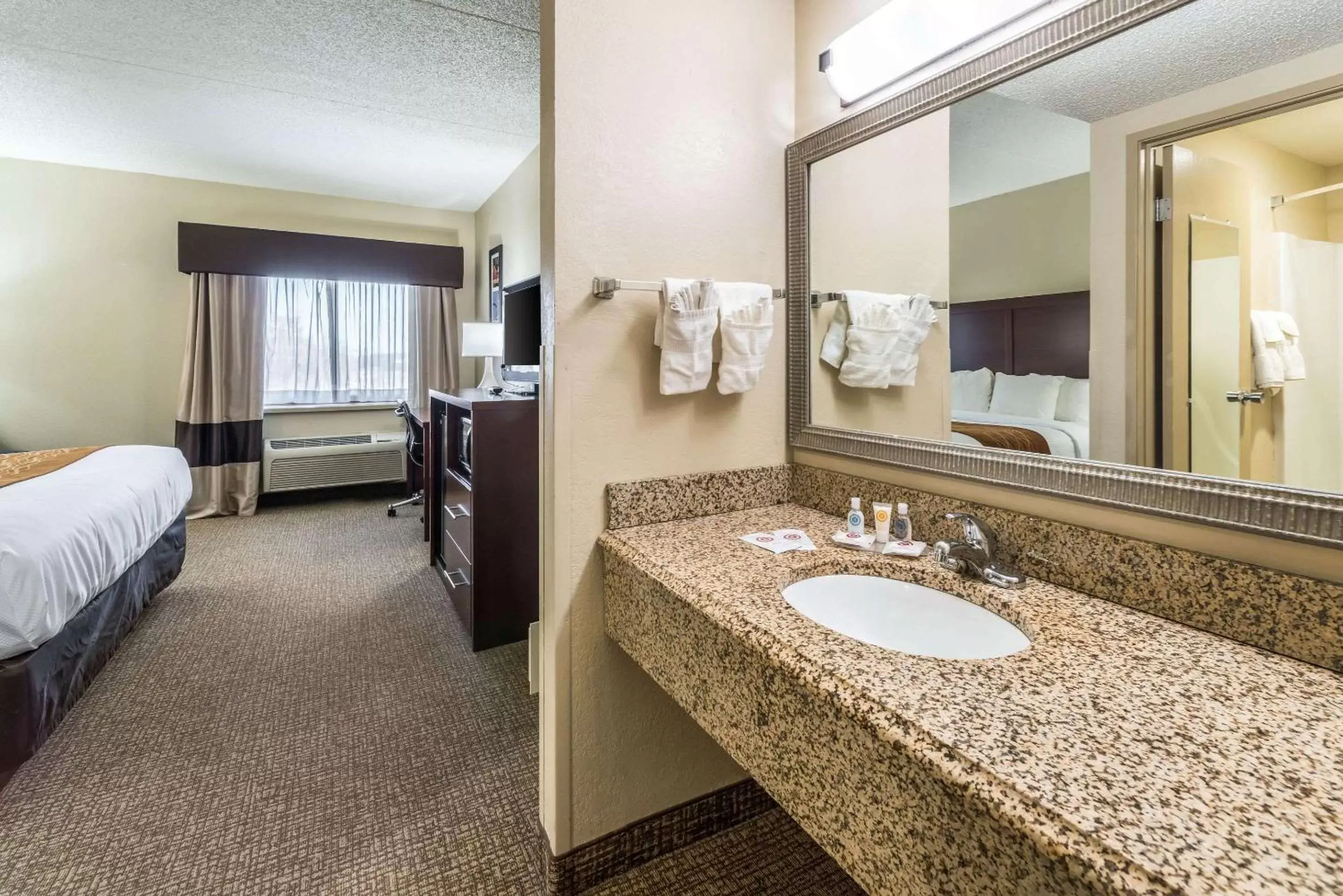 Photo of the whole room, Bathroom in Comfort Inn Festus-St Louis South