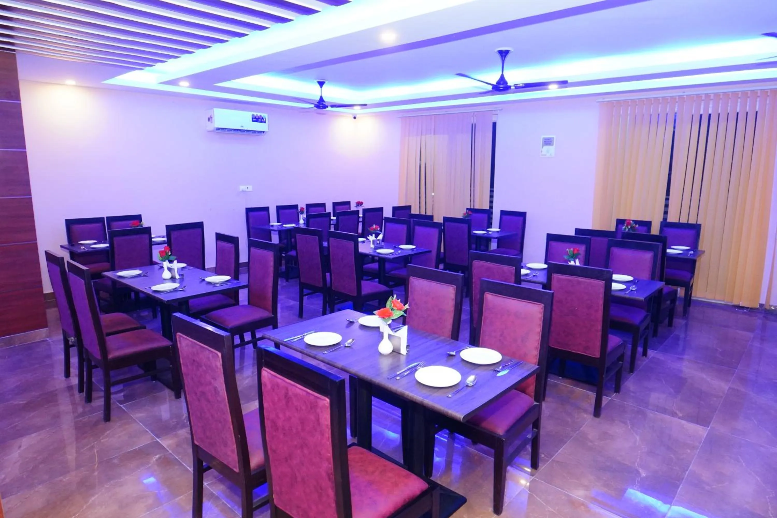 Restaurant/places to eat in ExpoMart Inn