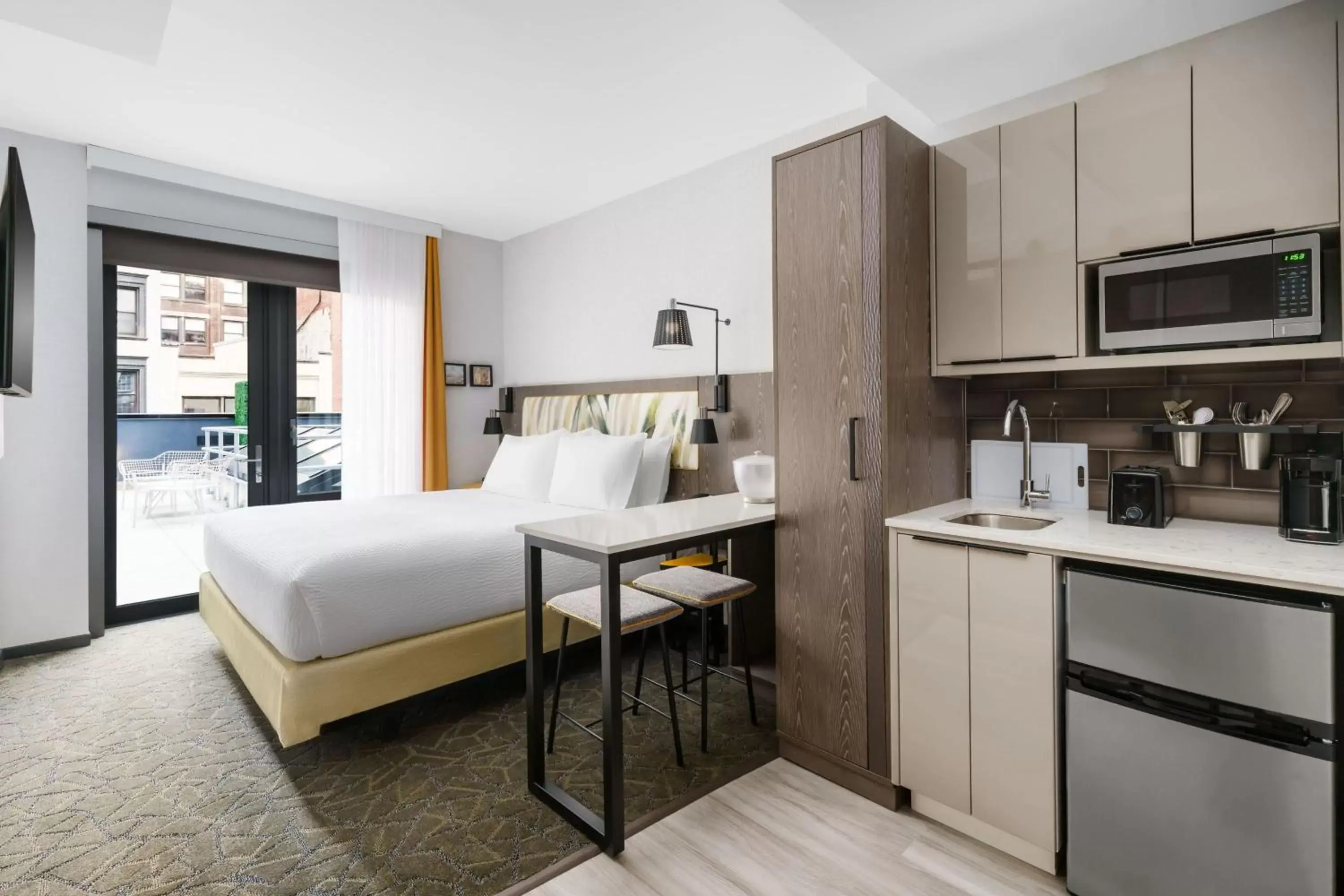 Photo of the whole room, Kitchen/Kitchenette in TownePlace Suites by Marriott New York Manhattan/Chelsea
