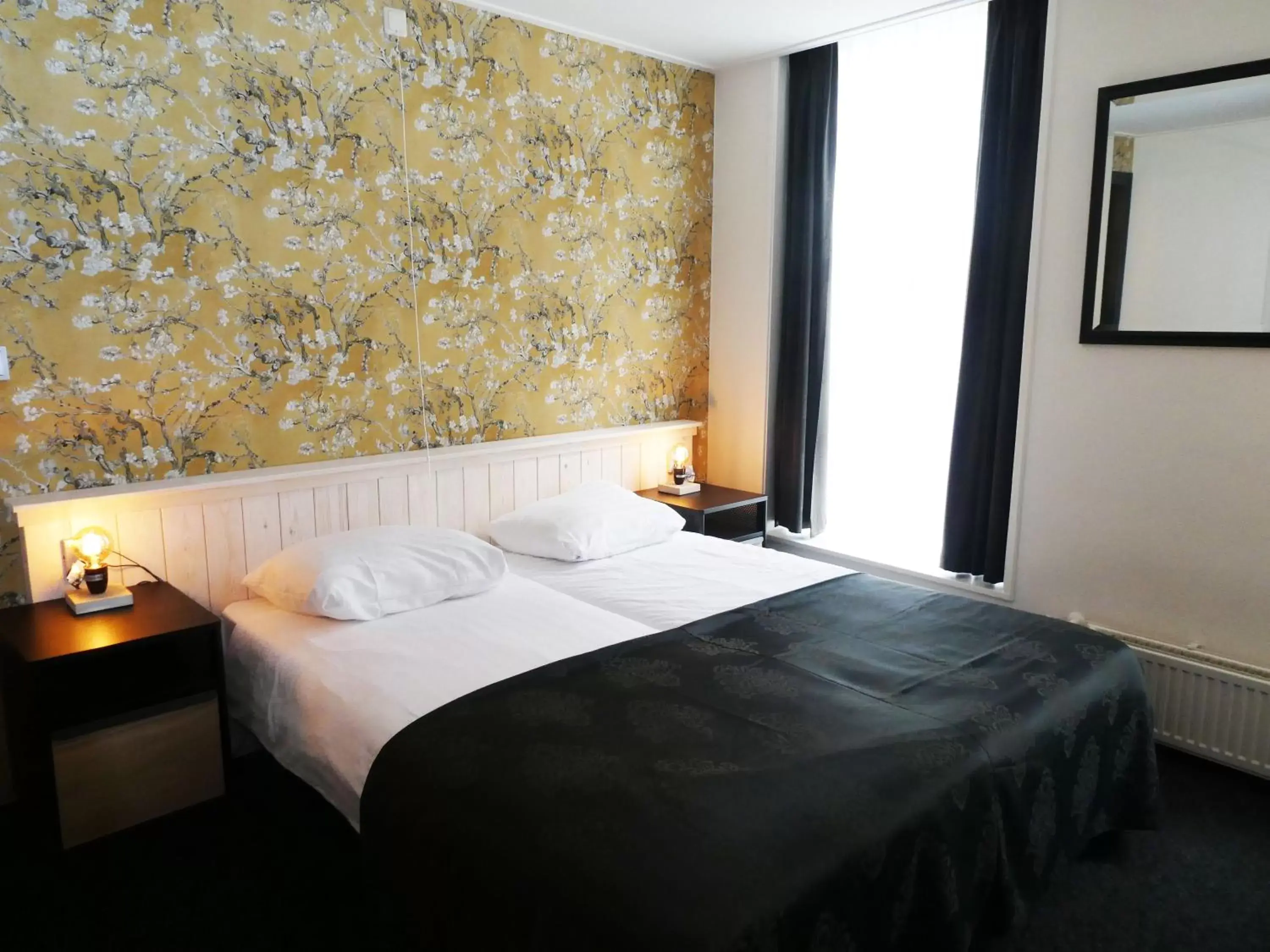 Shower, Bed in Hotel Café Restaurant De Posthoorn