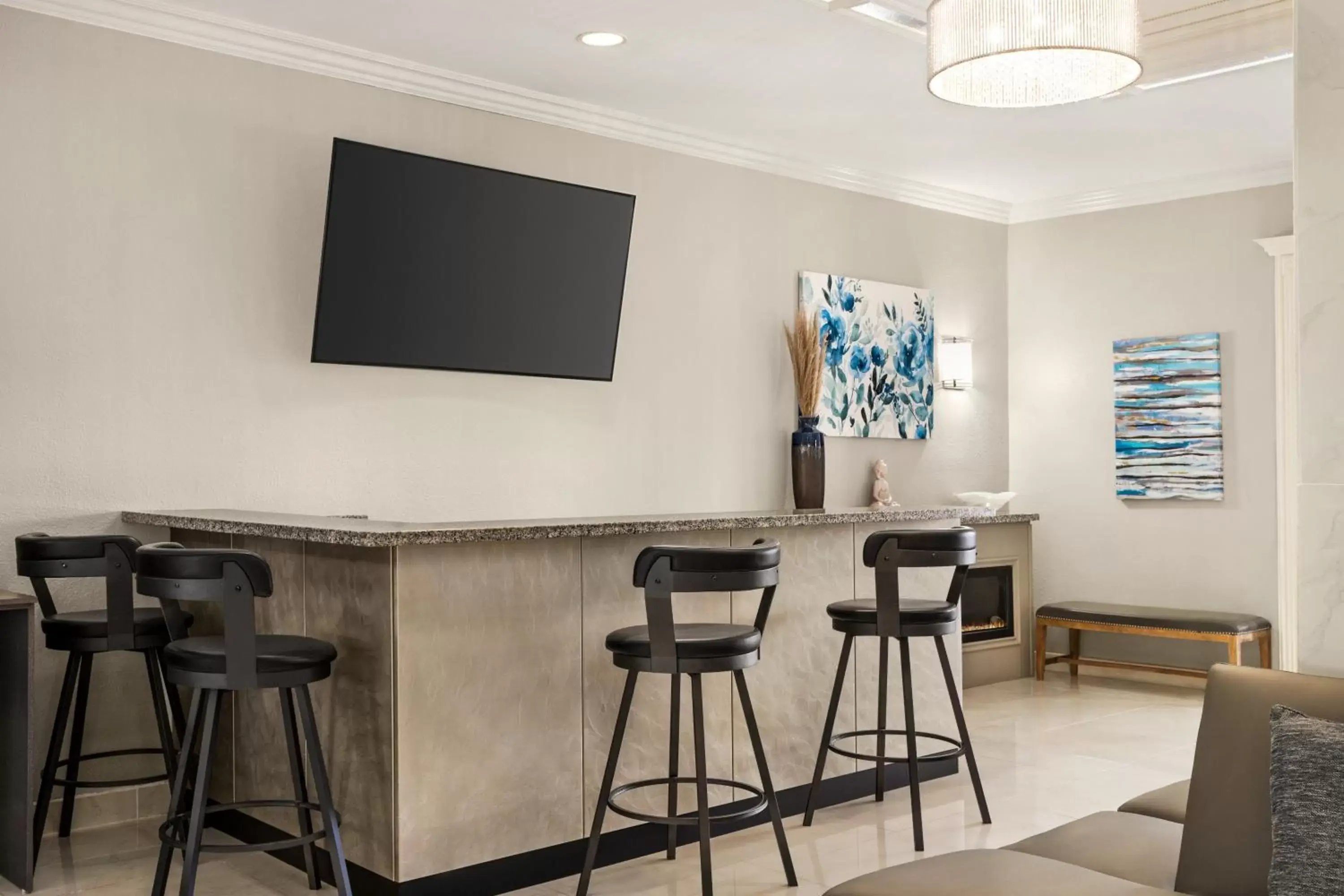 Communal lounge/ TV room, Lounge/Bar in La Quinta by Wyndham Brownsville North