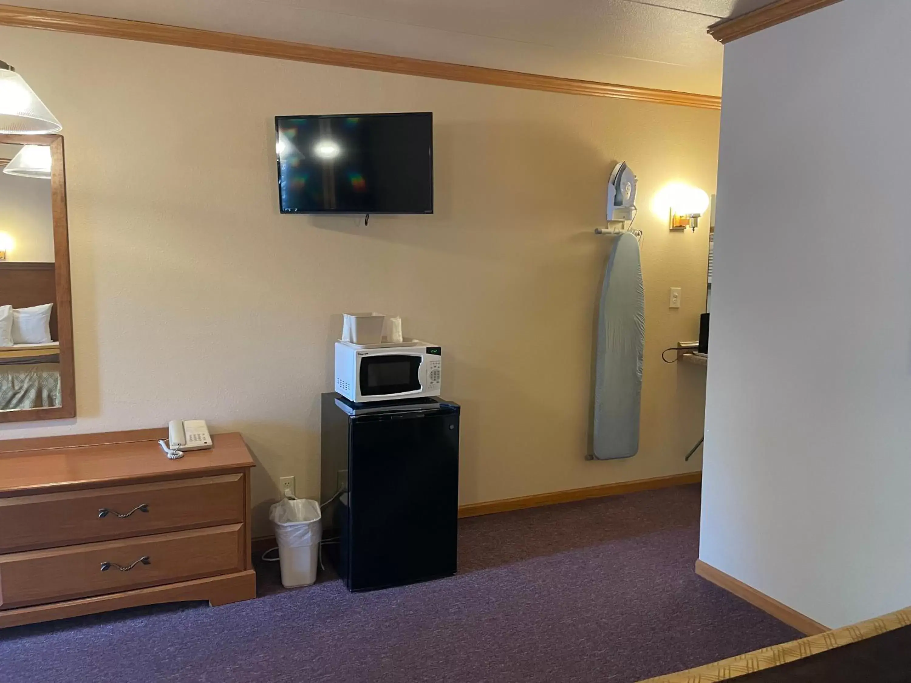 TV and multimedia, TV/Entertainment Center in Amber's Inn and Suites