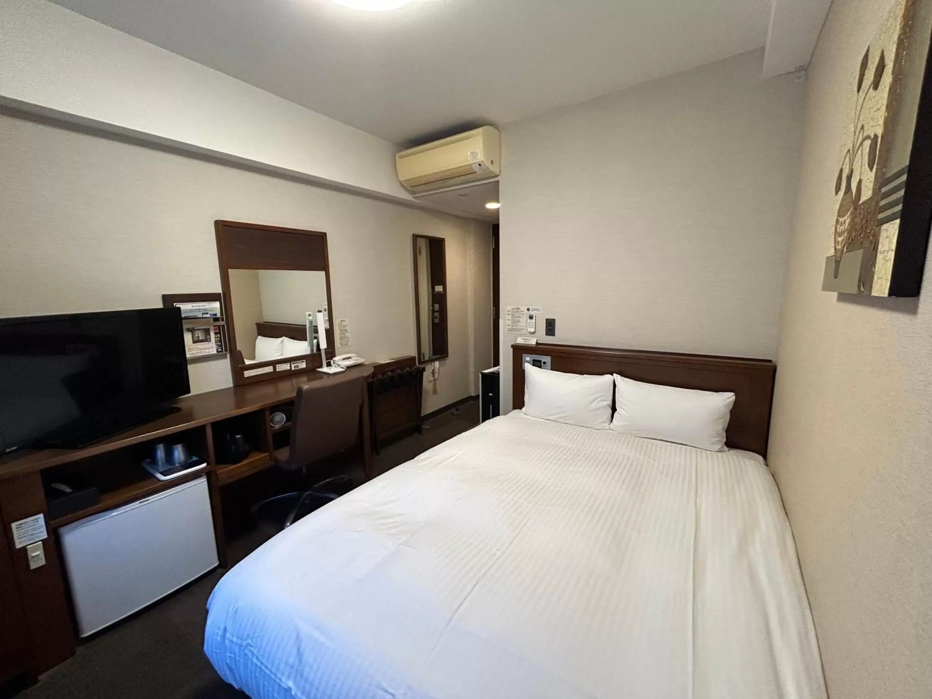 Photo of the whole room, Bed in Hotel Route-Inn Nagoya Sakae