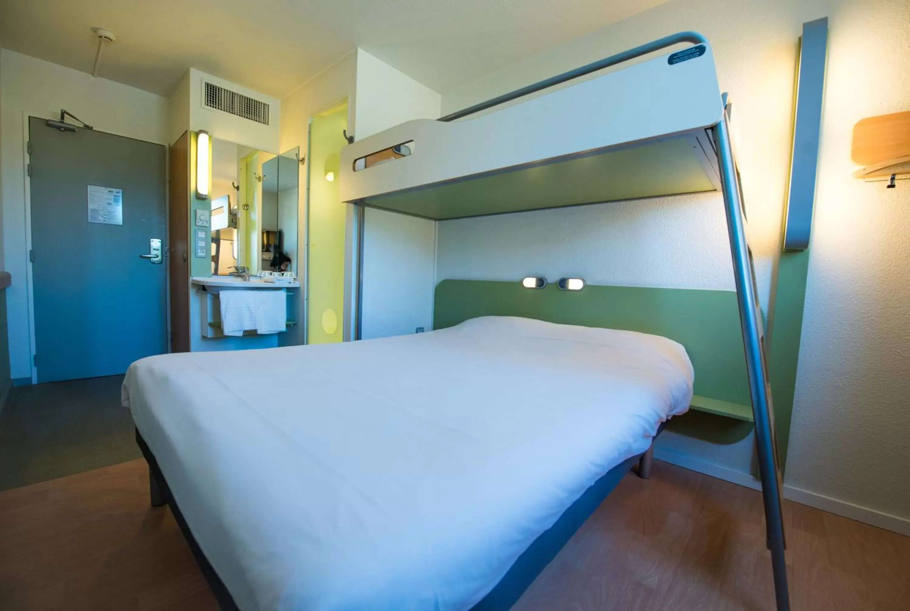 bunk bed in ibis budget Dijon Saint Apollinaire