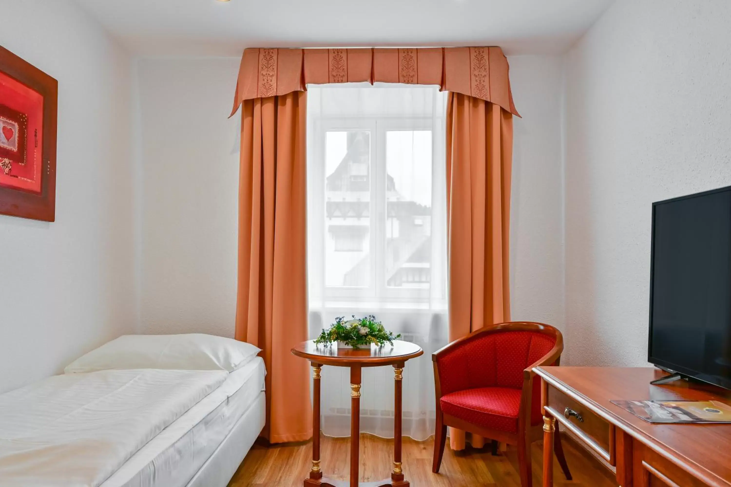 Bed, Seating Area in Hotel Continental