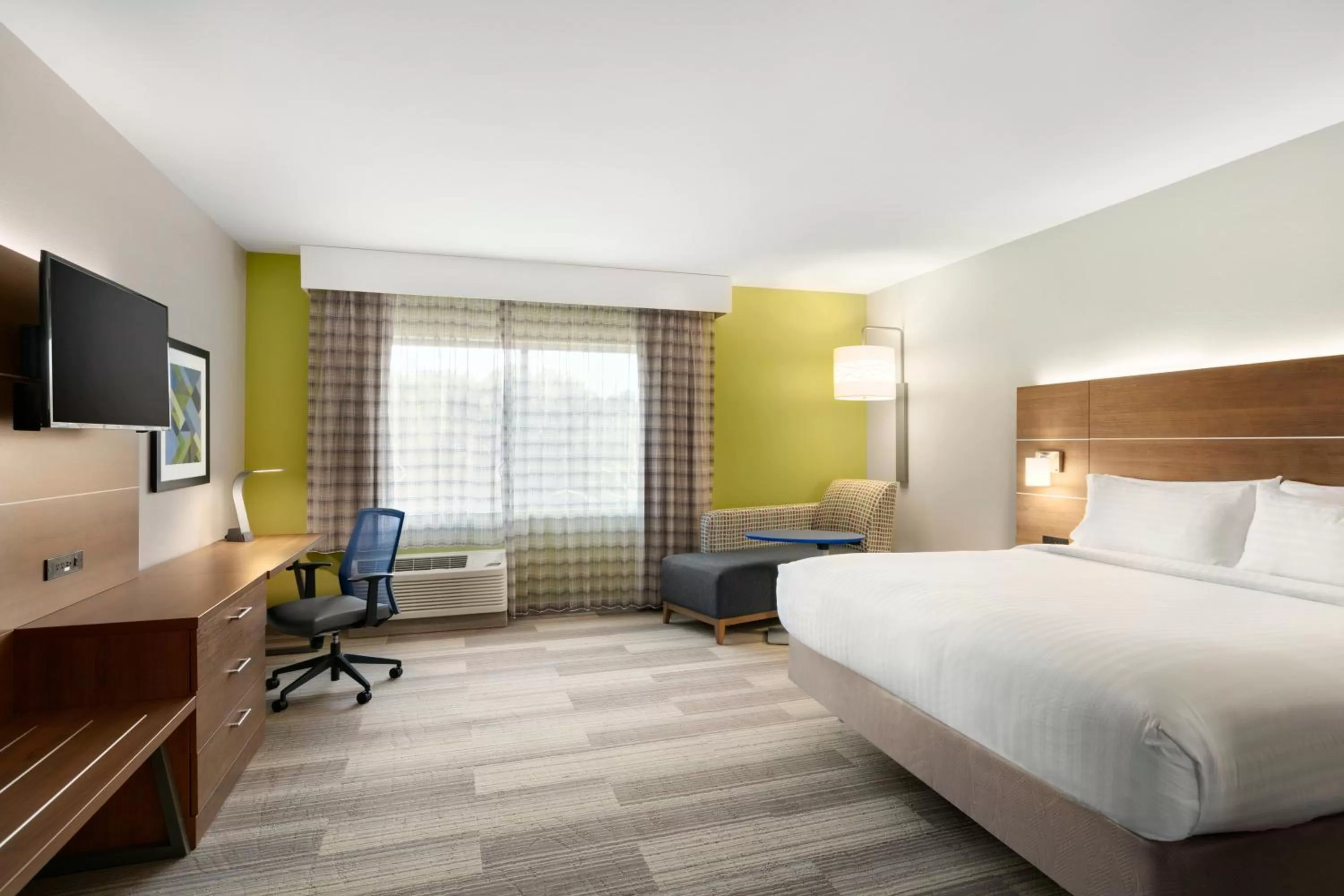 Photo of the whole room, Bed in Holiday Inn Express & Suites Salisbury by IHG