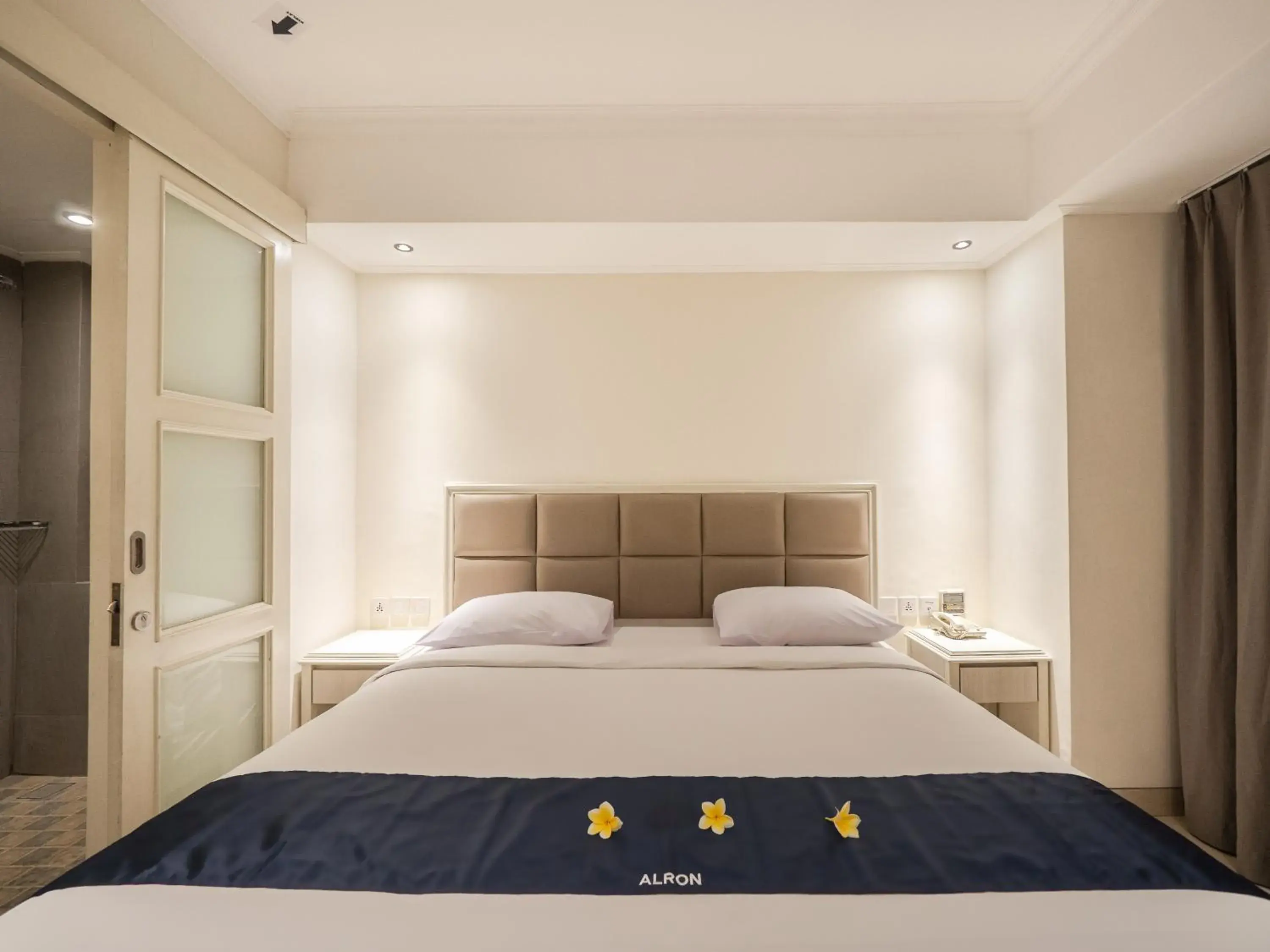 Bed in Alron Hotel Kuta Powered by Archipelago