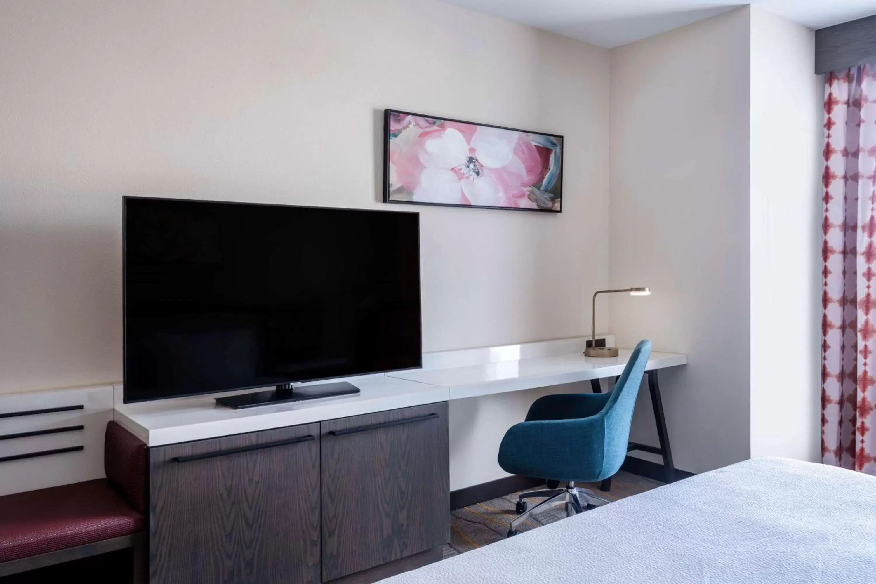 Bedroom, TV/Entertainment Center in Hilton Garden Inn Pomona, CA