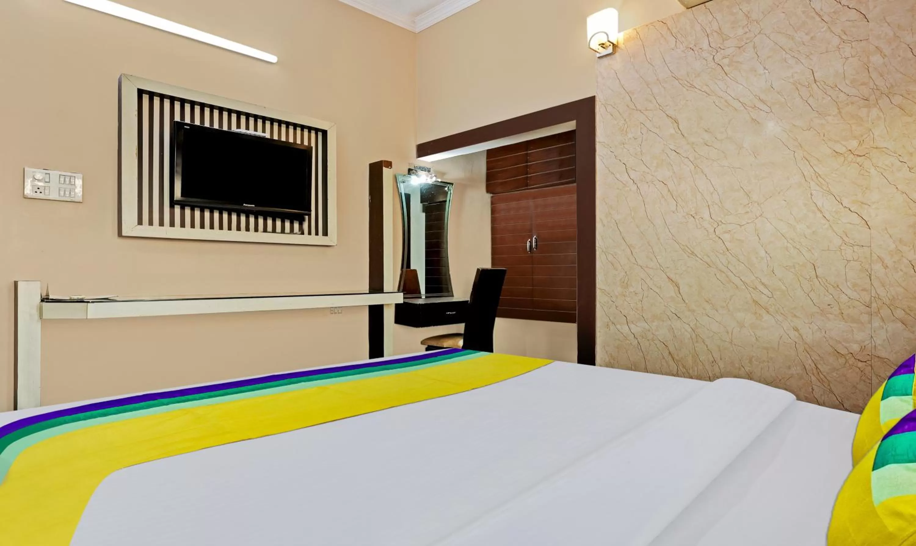 Bedroom, Bed in Itsy By Treebo - Friends