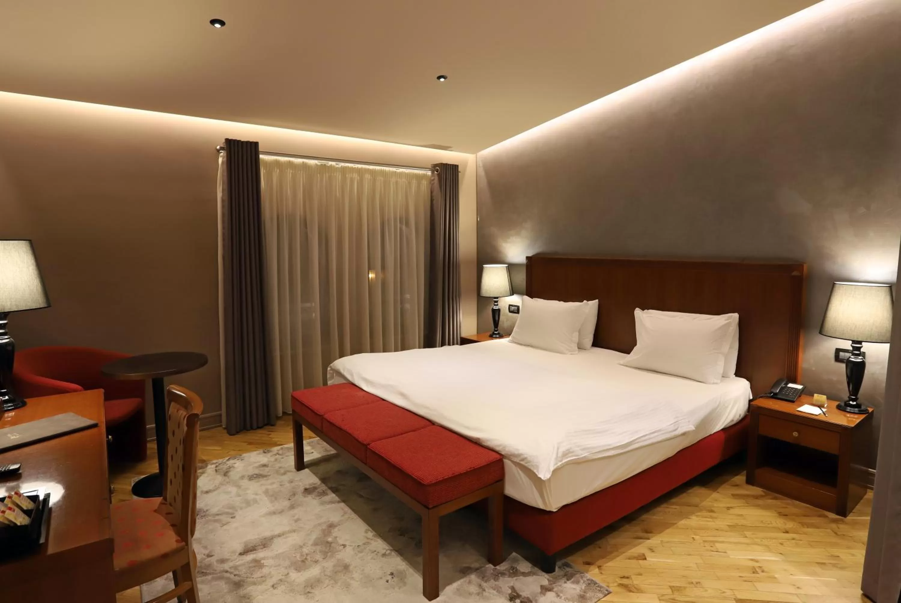 Bedroom, Bed in Mondial Hotel