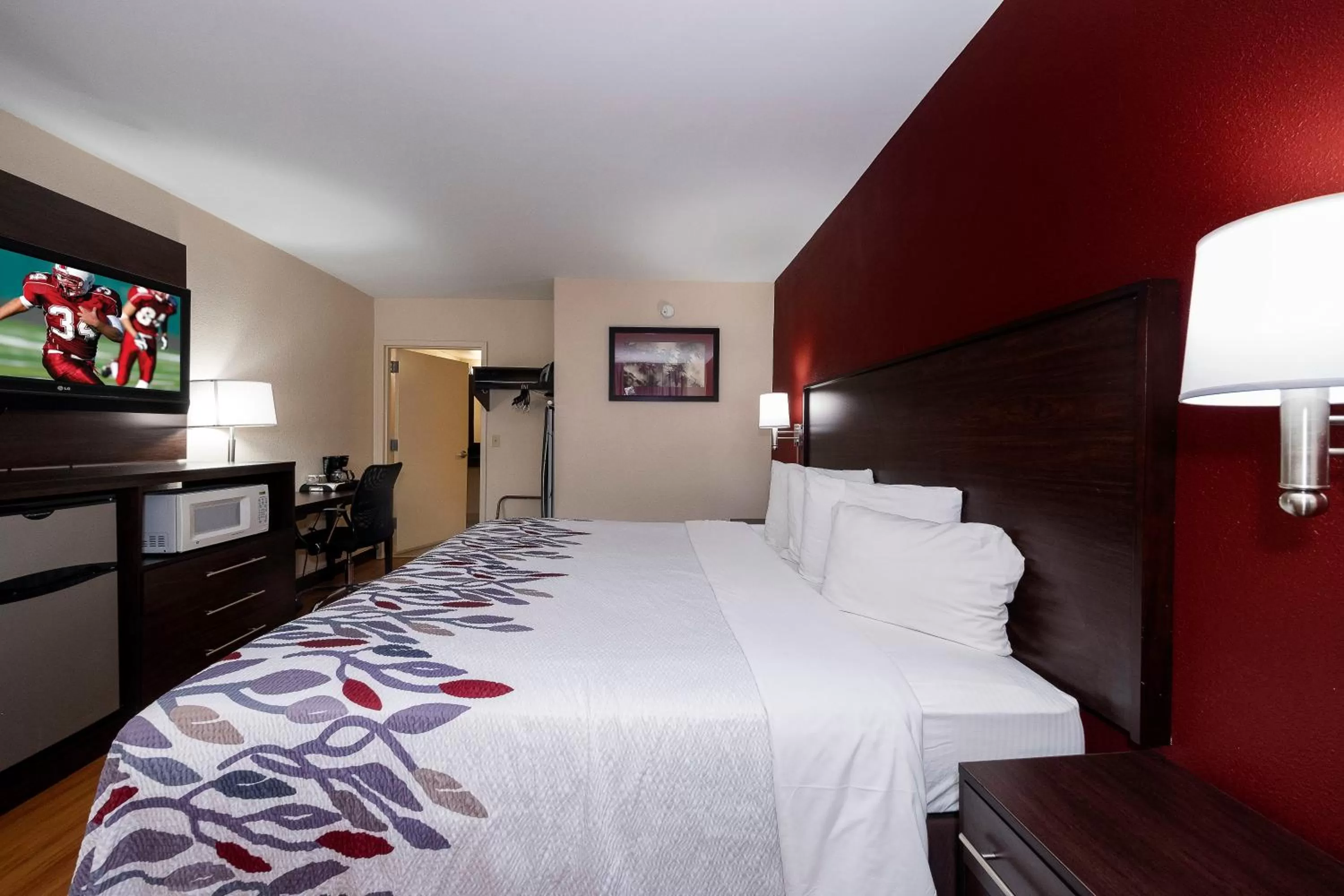 Photo of the whole room, Bed in Red Roof Inn Bordentown - McGuire AFB