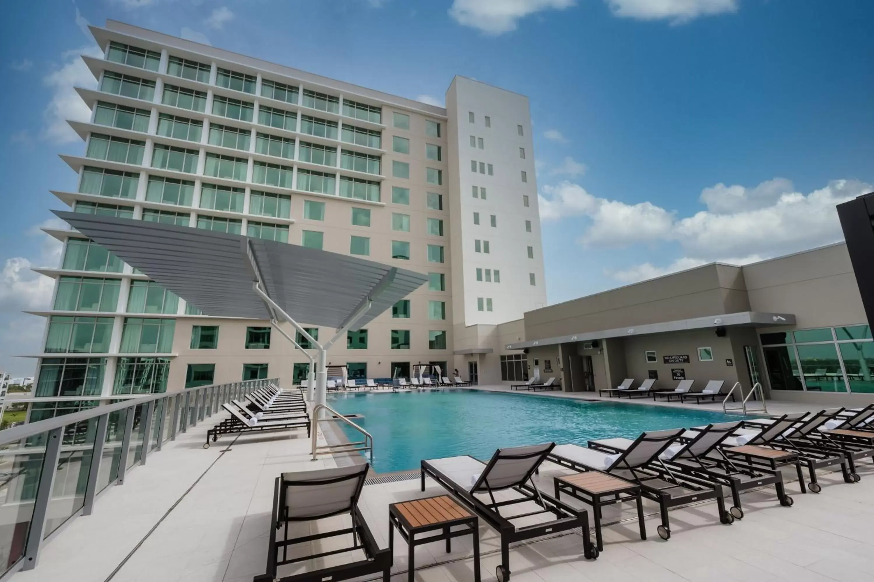 Swimming pool, Property Building in Marriott Fort Lauderdale Airport