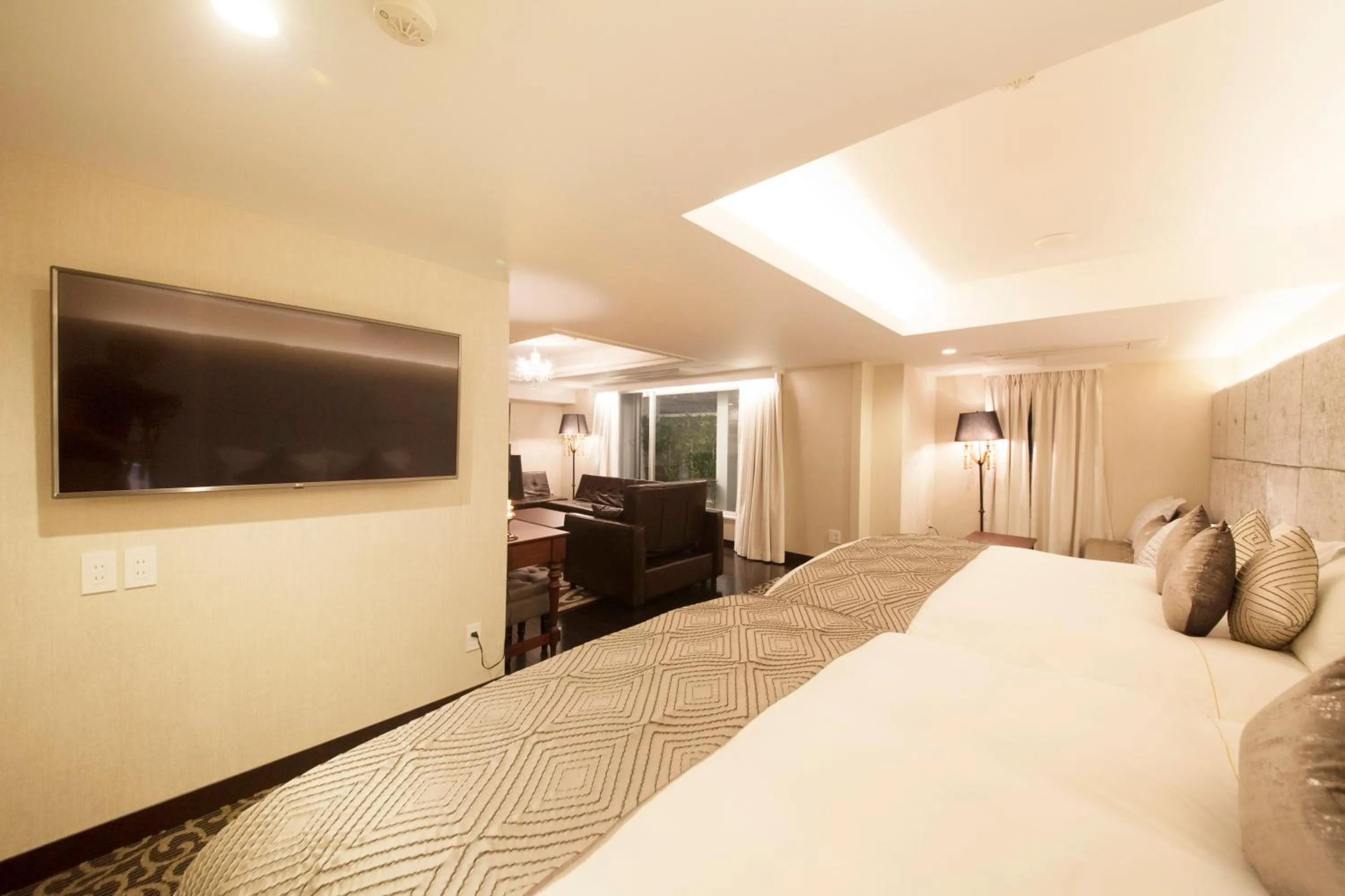 Photo of the whole room, Bed in The Centurion Classic Akasaka