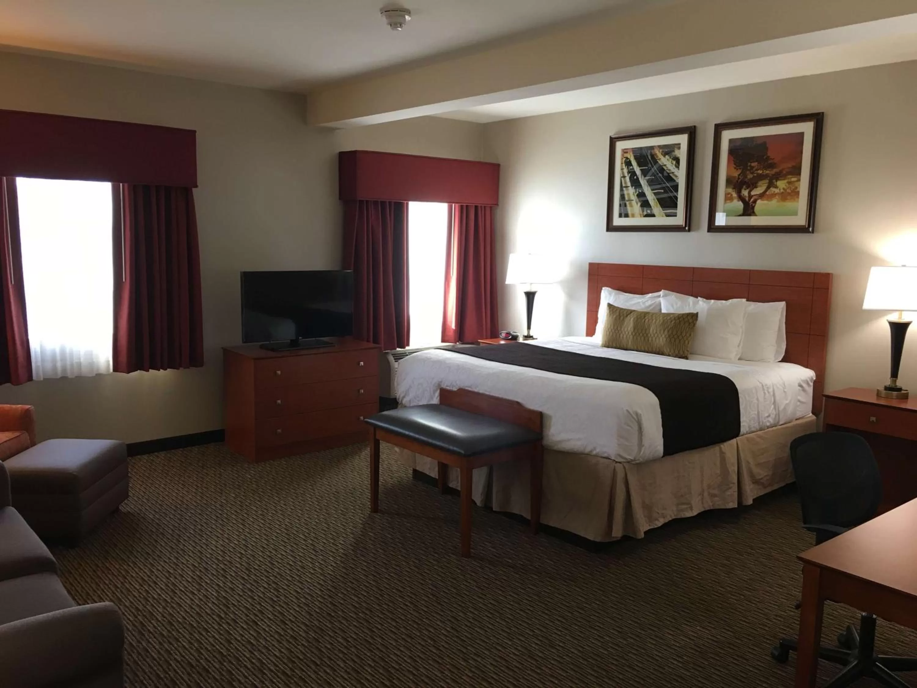 Photo of the whole room, Bed in Best Western Plus Arrowhead Hotel