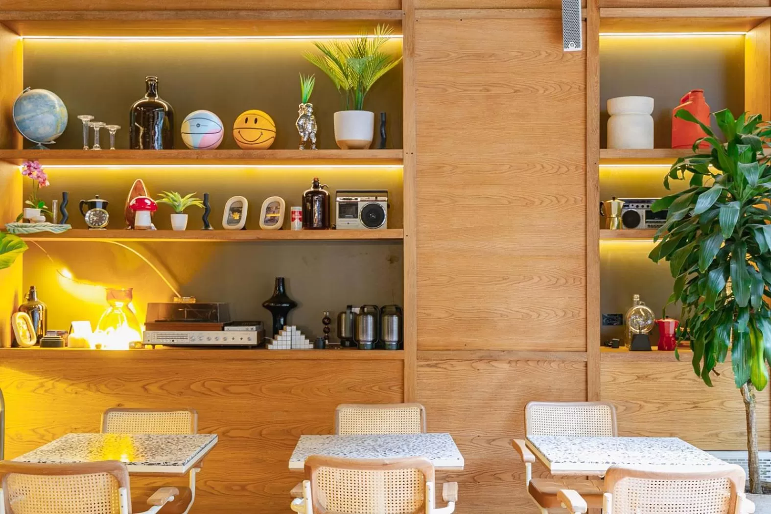 Restaurant/places to eat in Landmark Hotel