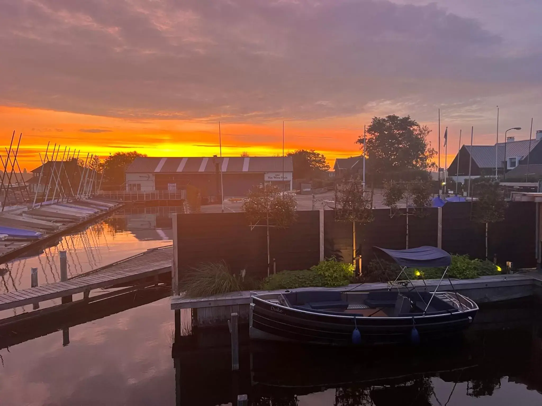 Sunrise in Plassenzicht Logies, Vergaderen en Sloepverhuur