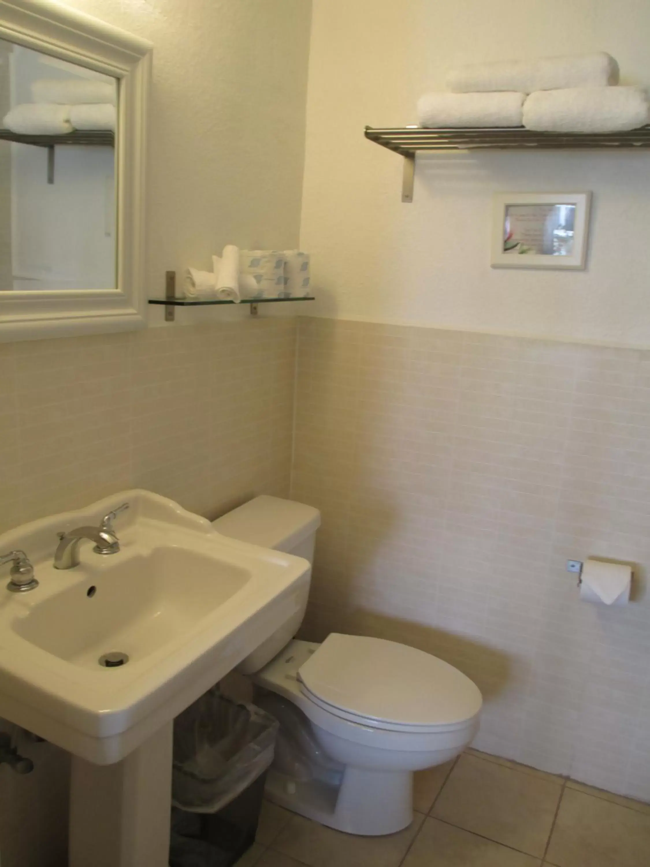 Toilet, Bathroom in Shalimar Motel