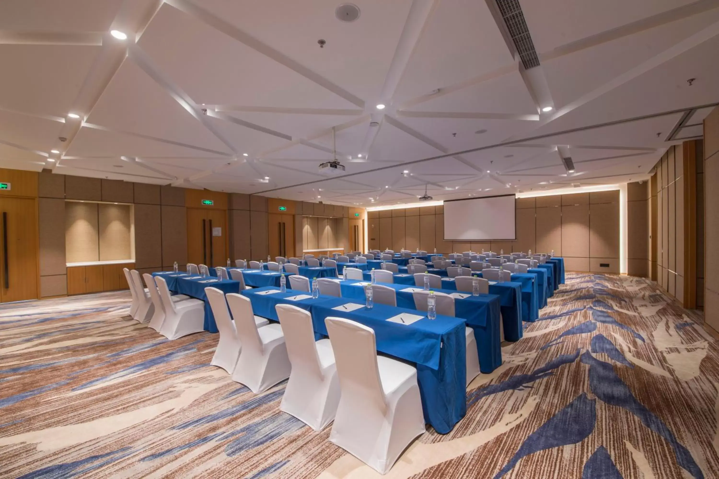 Meeting/conference room, Banquet Facilities in Holiday Inn Express Qingdao Chengyang Central, an IHG Hotel