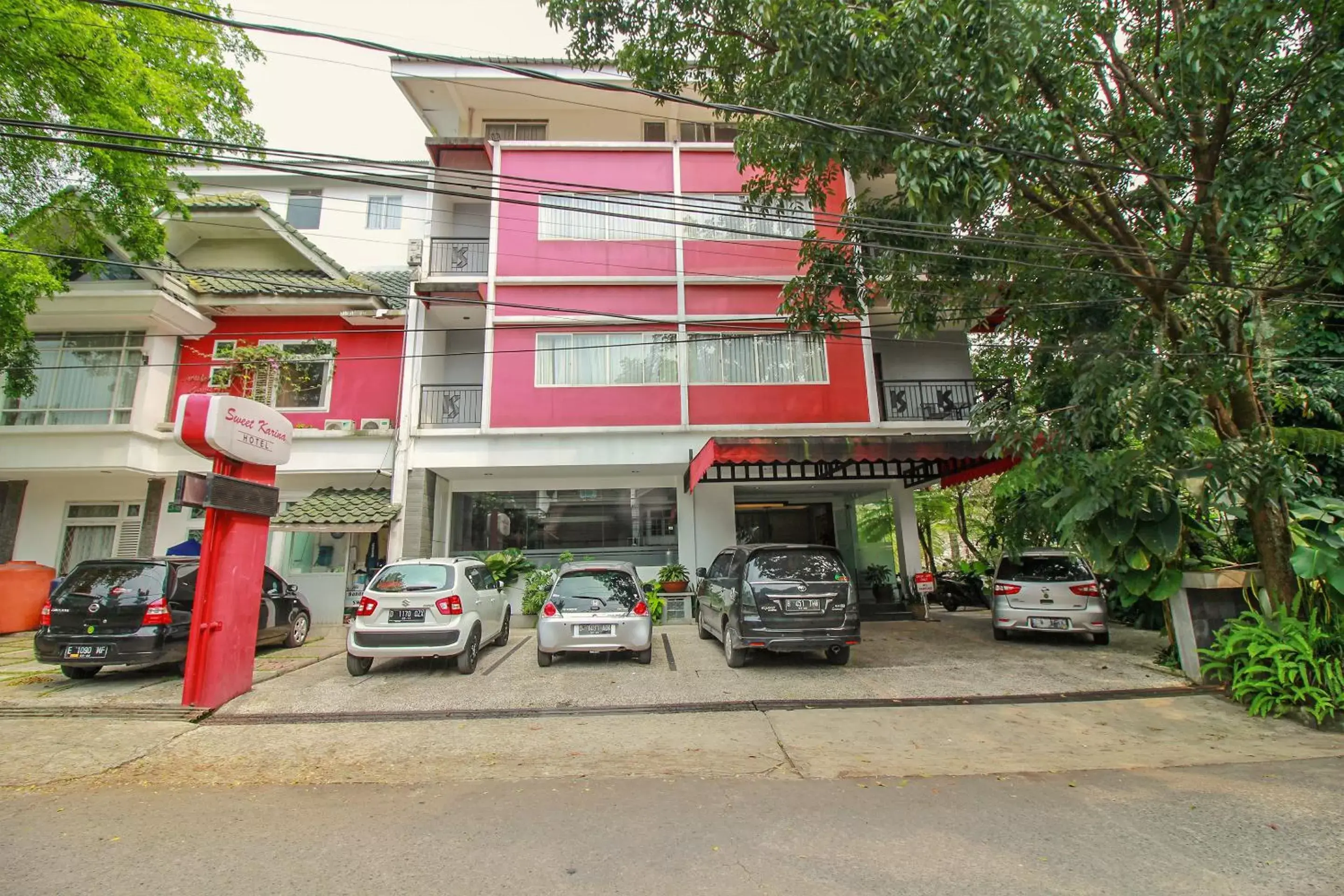 Facade/entrance, Property Building in Collection O 10 Sweet Karina Bandung