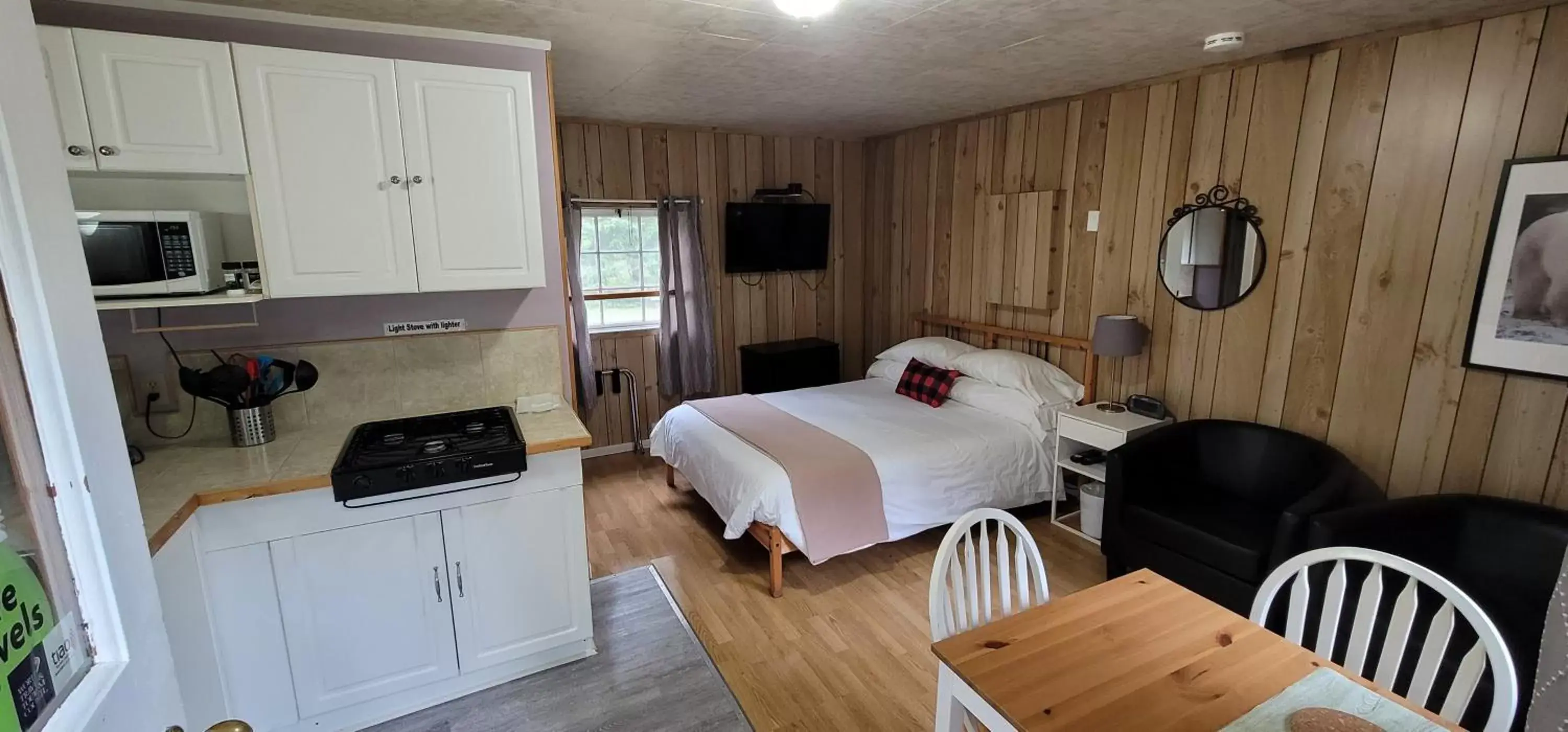 Kitchen/Kitchenette in Parkway Cottage Resort and Trading Post