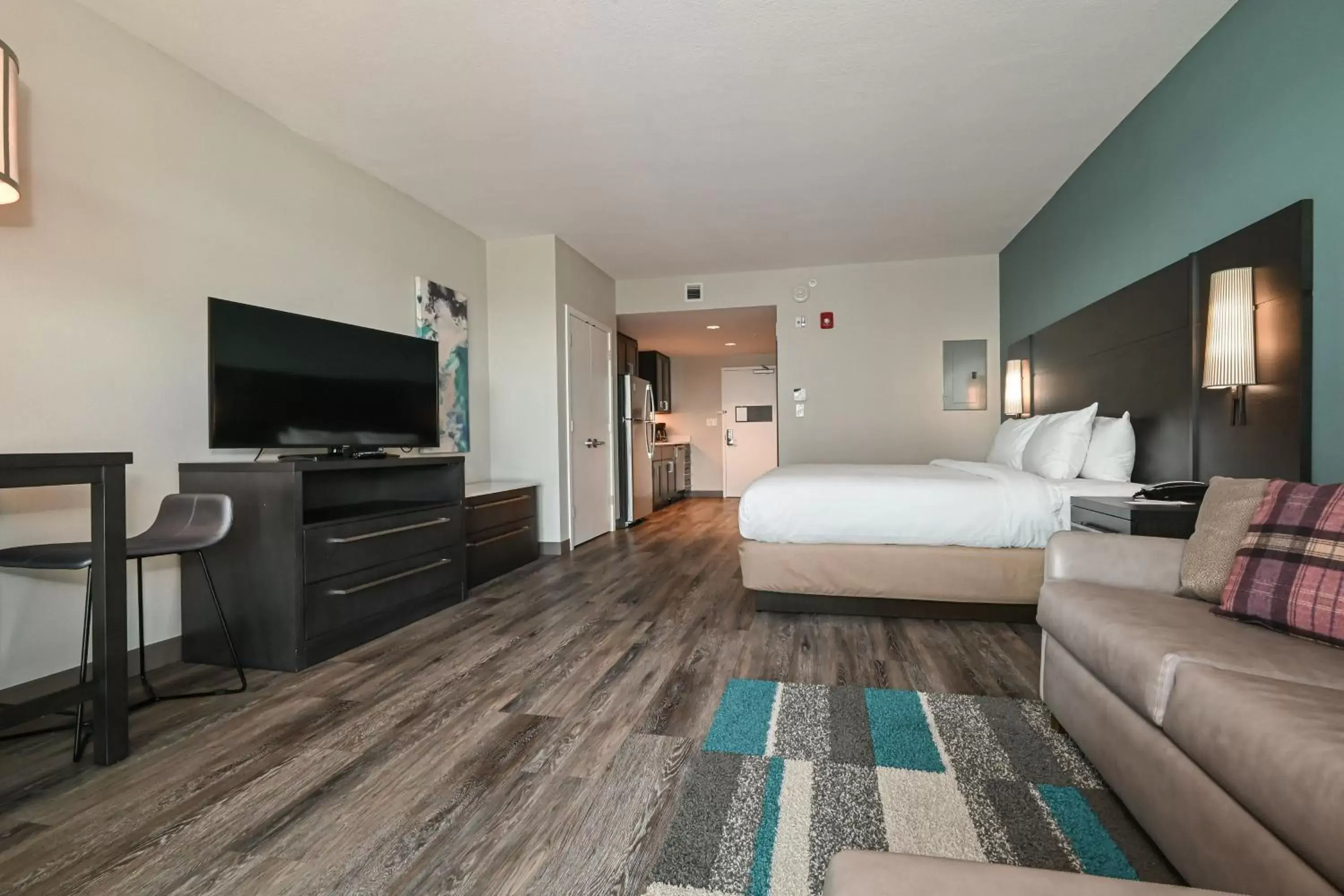 Bedroom, TV/Entertainment Center in Residence Inn by Marriott Myrtle Beach Oceanfront