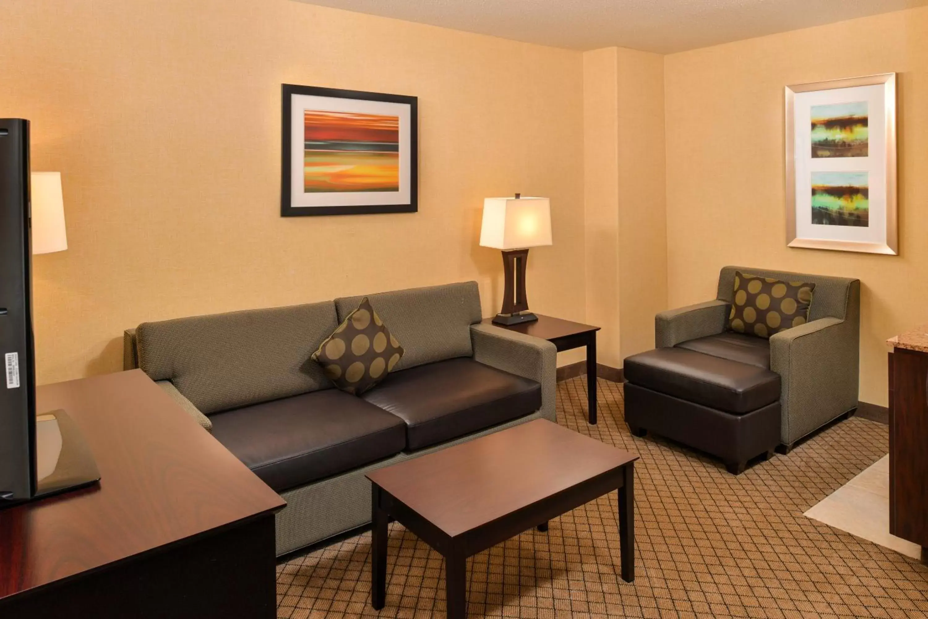 Photo of the whole room, Seating Area in Holiday Inn Express Woodland, an IHG Hotel