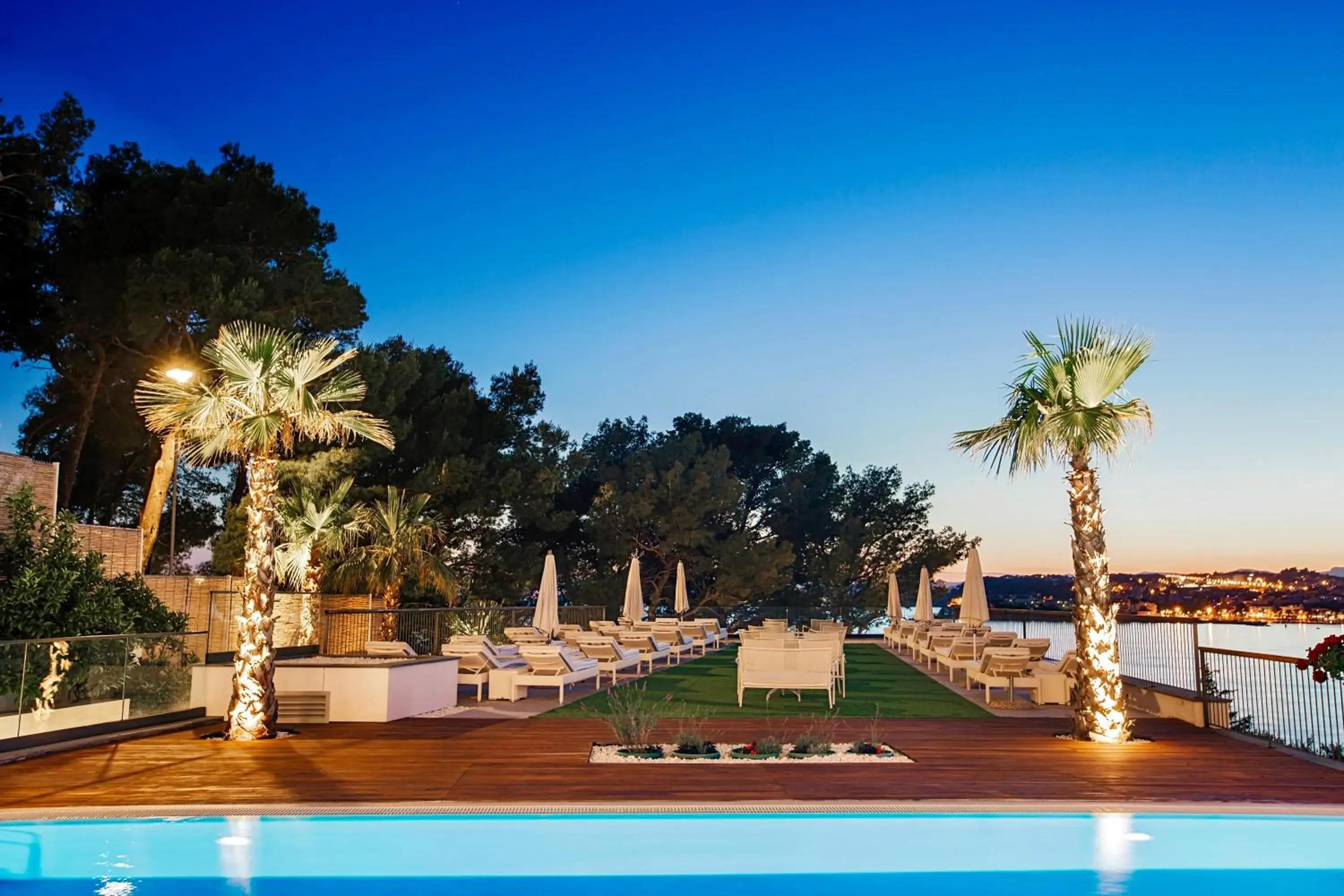 Balcony/Terrace, Swimming Pool in Hotel Eden