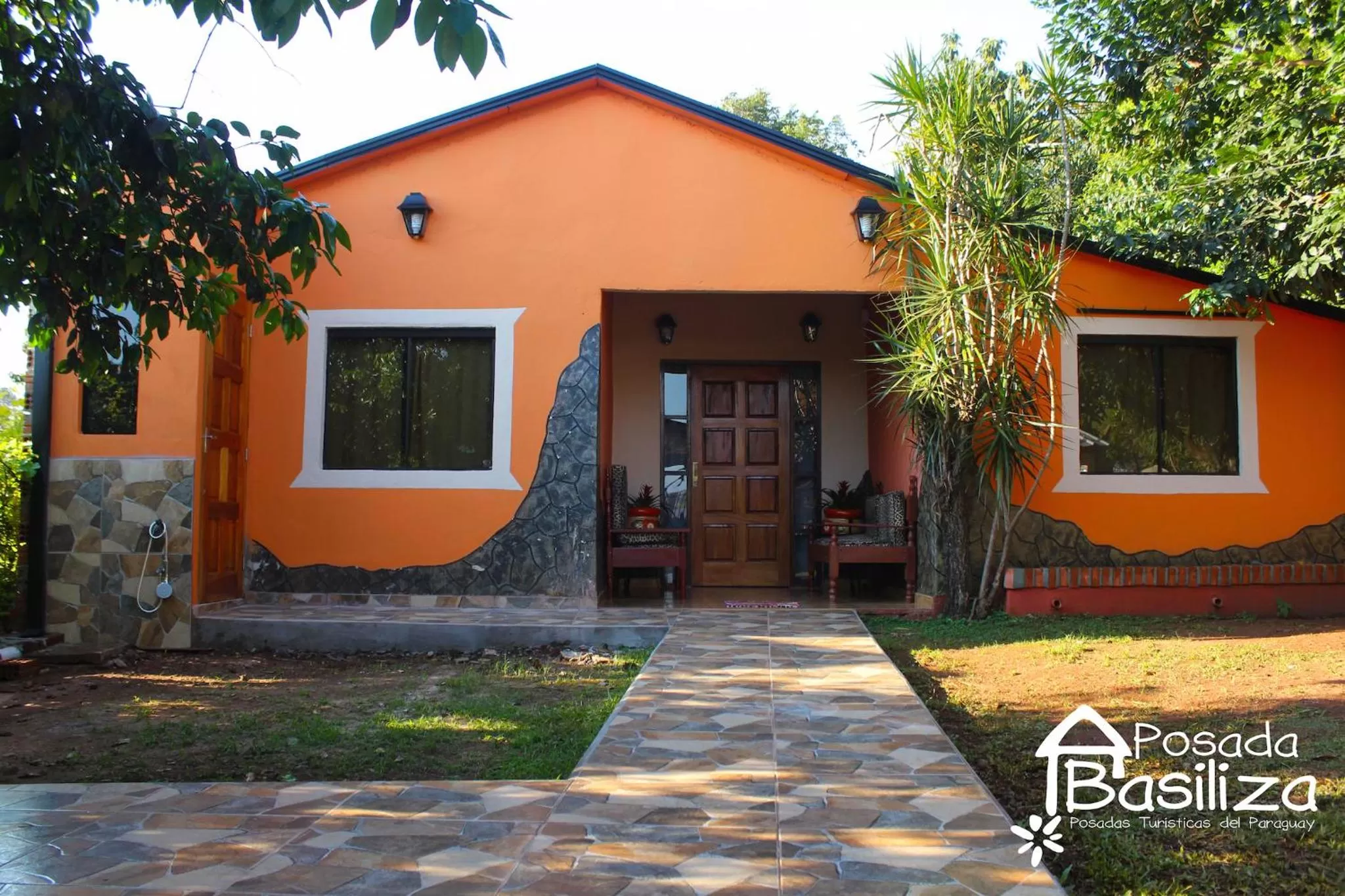 Facade/entrance in Posada Basiliza, Encarnación PY