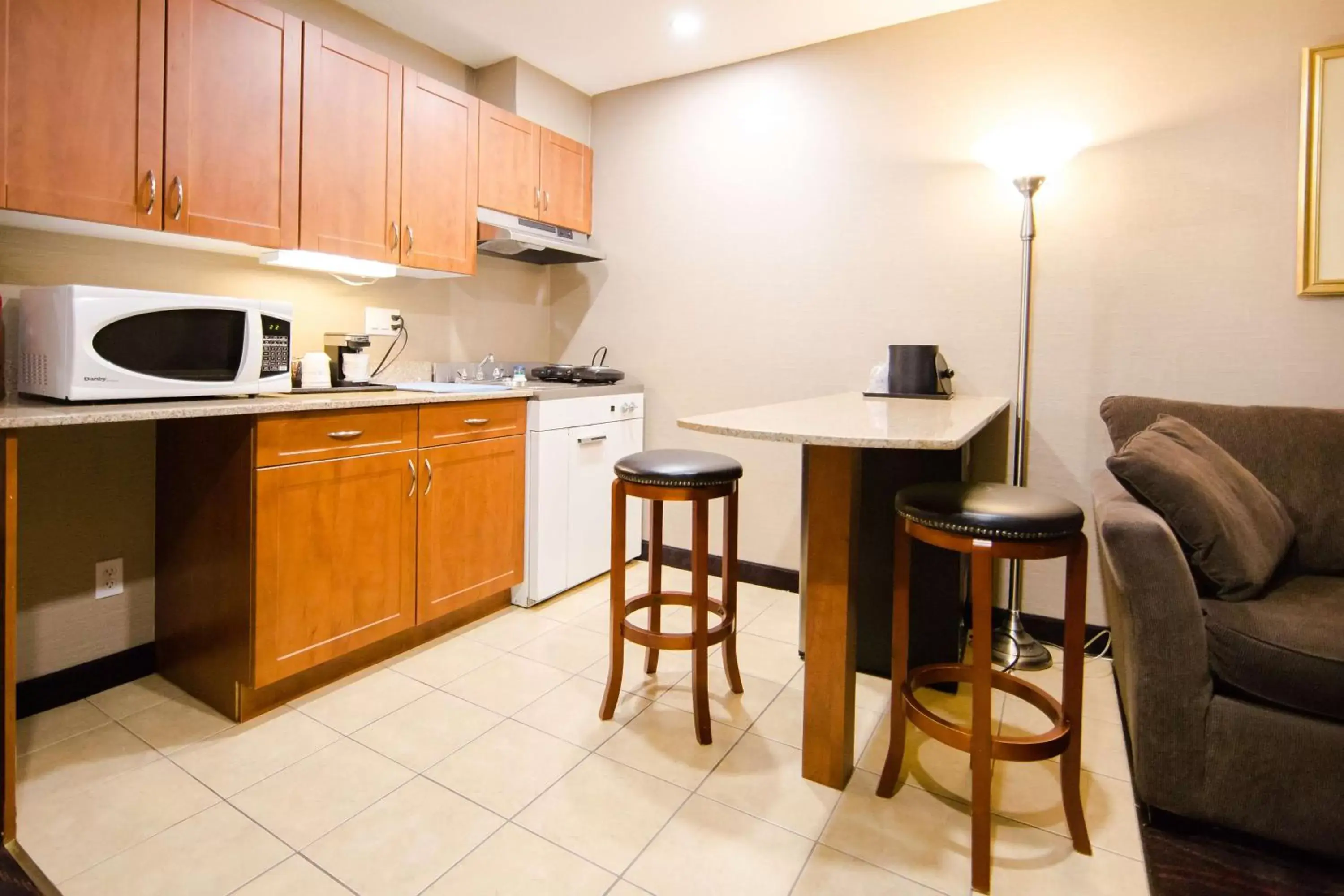 Photo of the whole room, Kitchen/Kitchenette in Best Western Plus Ottawa Kanata Hotel and Conference Centre