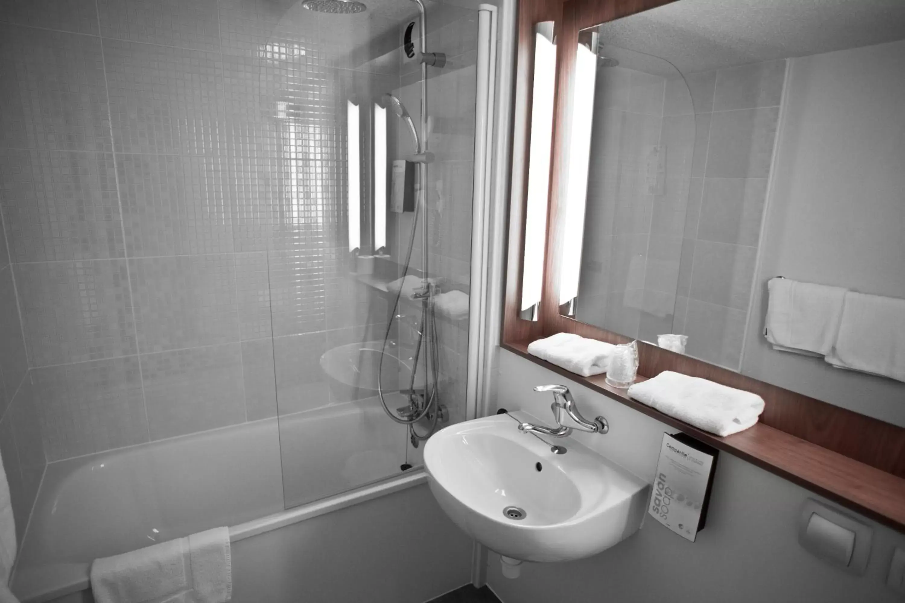 Bathroom in Campanile Avignon Sud - Montfavet la Cristole