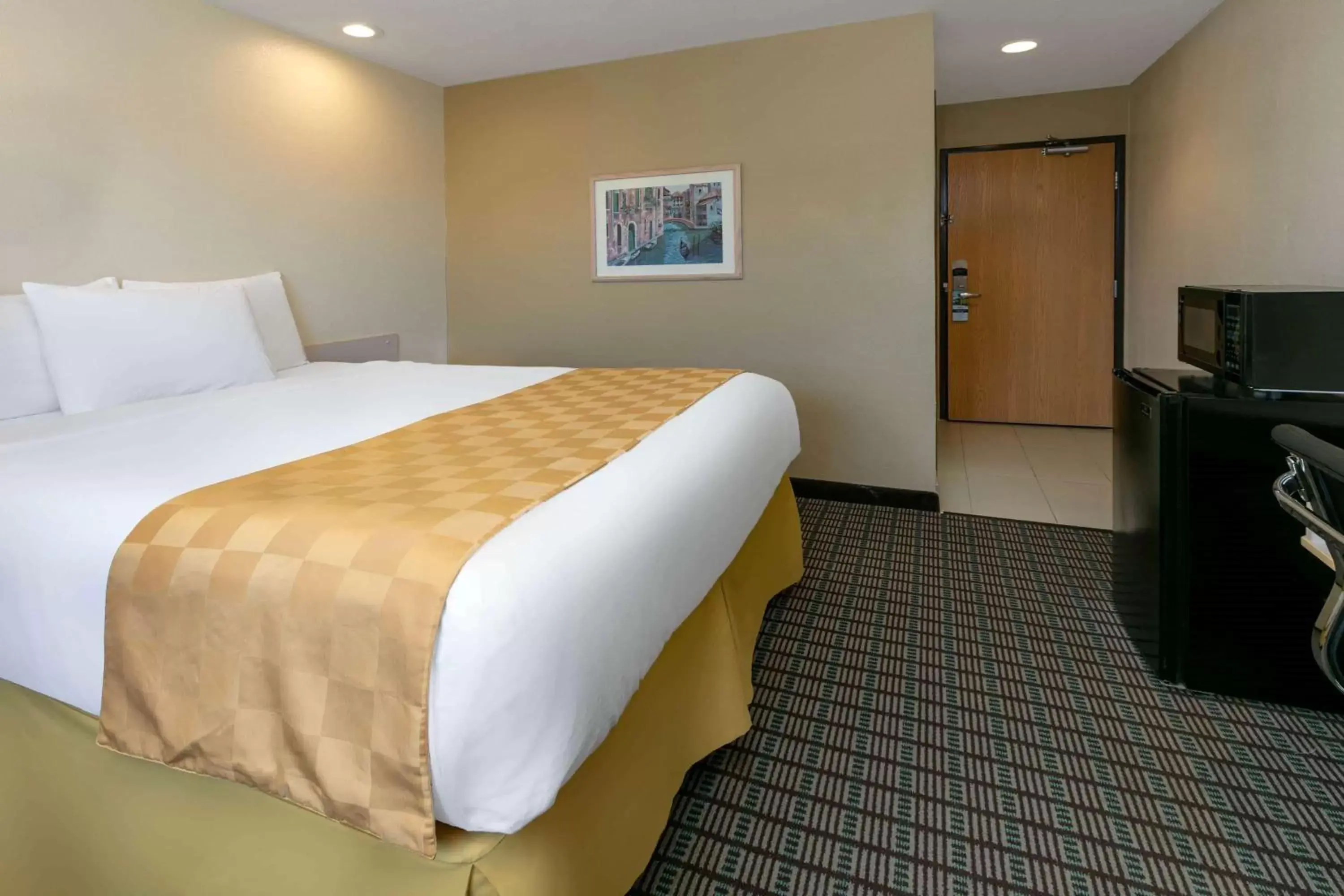 Photo of the whole room, Bed in Microtel Inn & Suites by Wyndham Arlington/Dallas Area