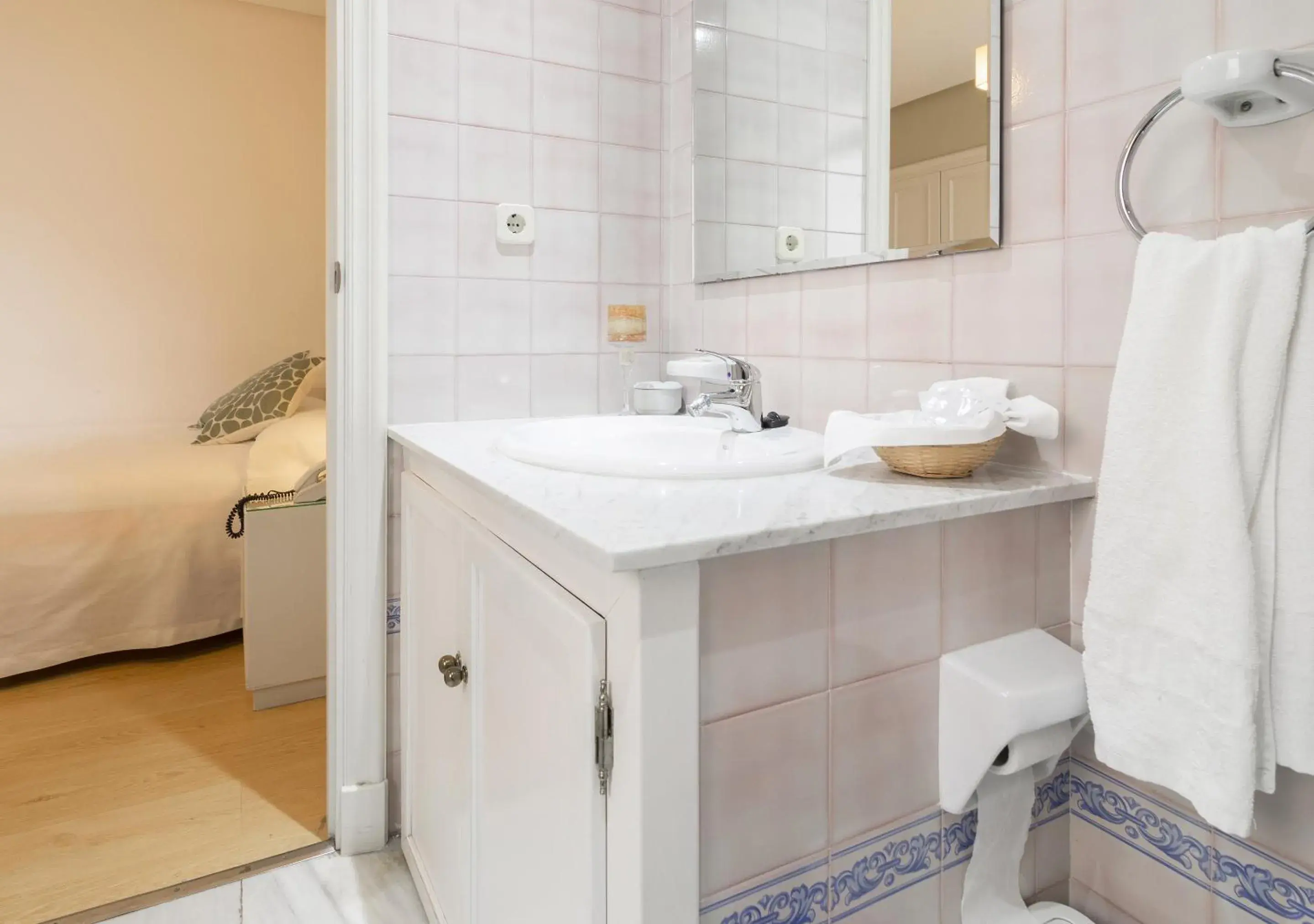 Bath, Bathroom in Hotel Plateria by Prima Collection