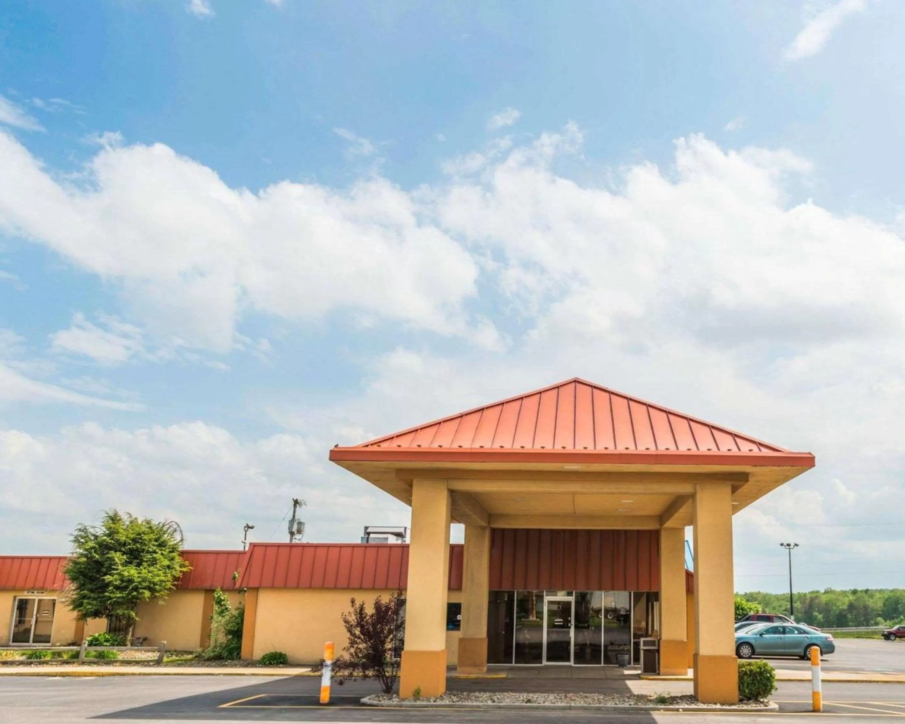 Property building in Rodeway Inn Mercer I-80