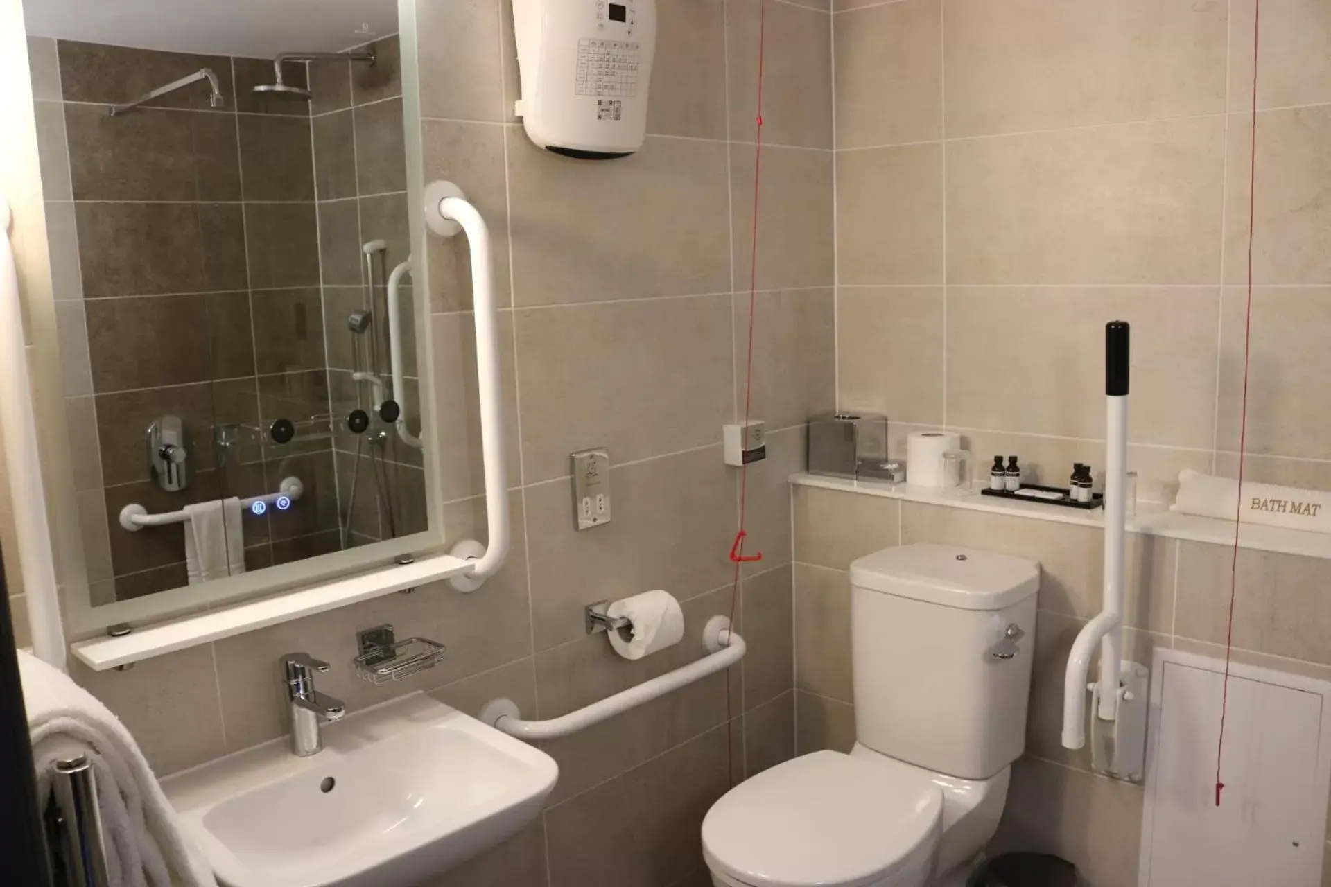 Bathroom in Rutland Hall Hotel