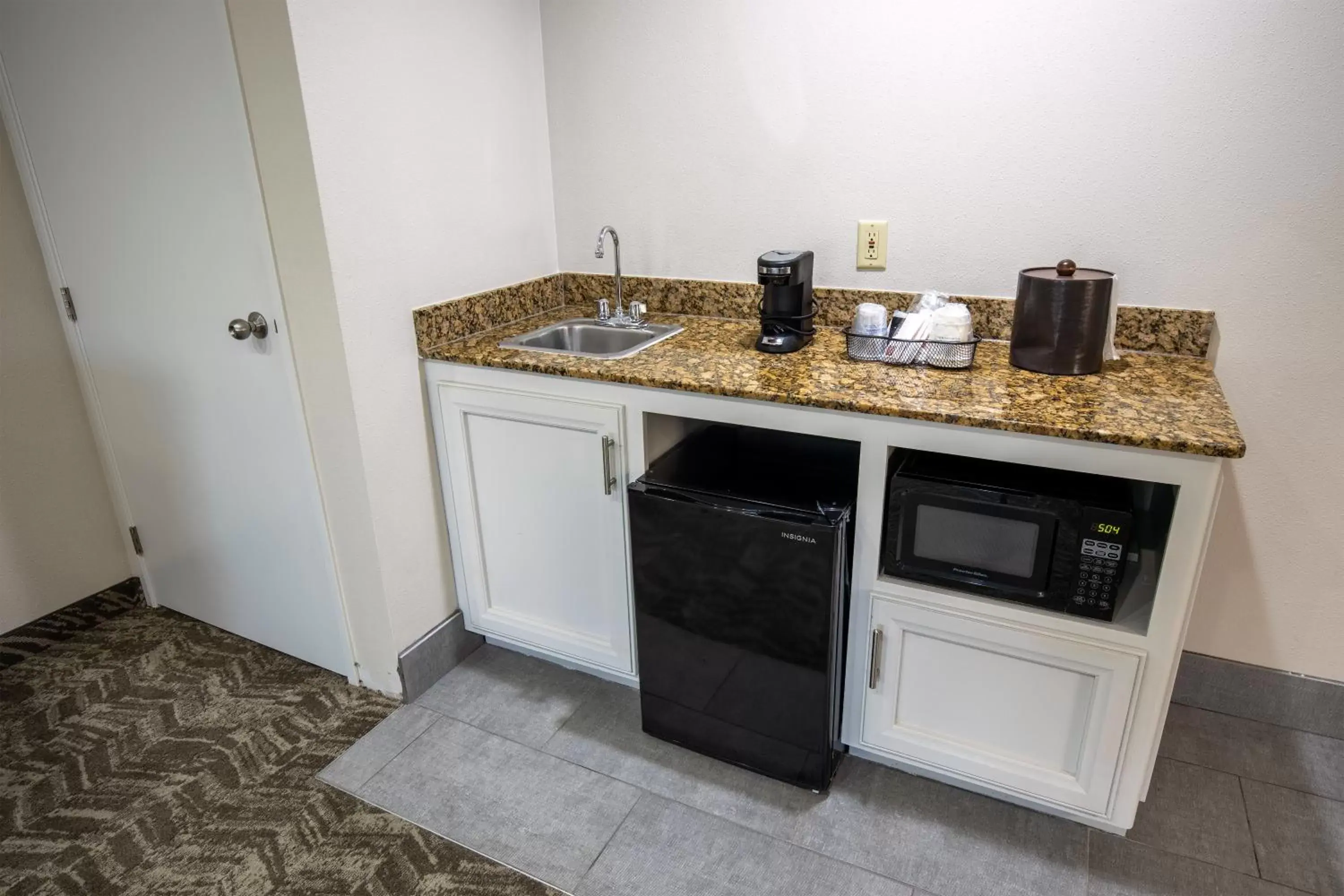 Kitchen/Kitchenette in Best Western Plus Lafayette Vermilion River Inn & Suites