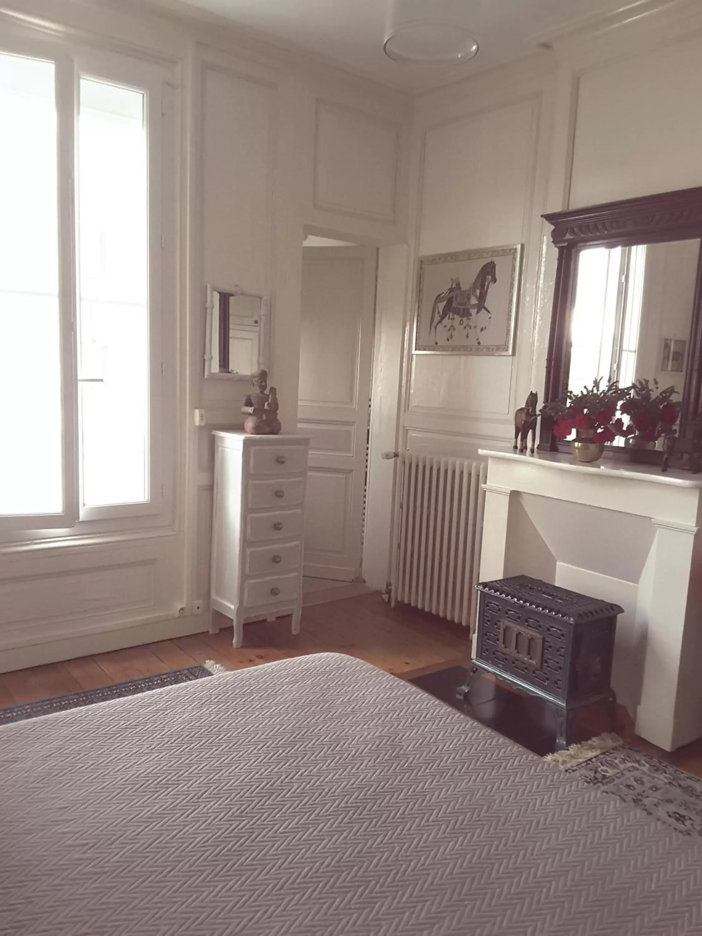 Bed, TV/Entertainment Center in La Maison des Thermes, Chambre d'hôte