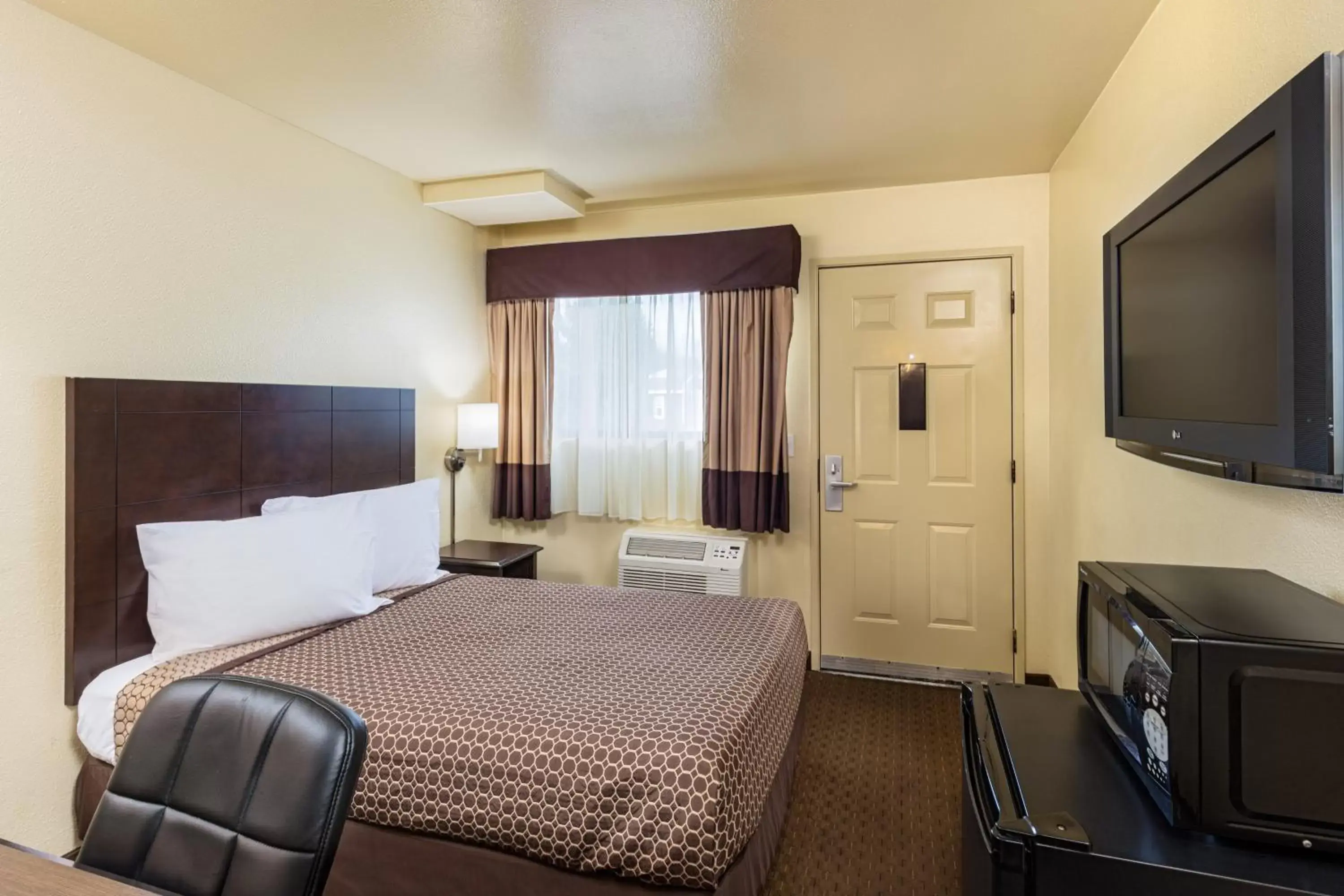 Bed, TV/Entertainment Center in Key Inn And Suites