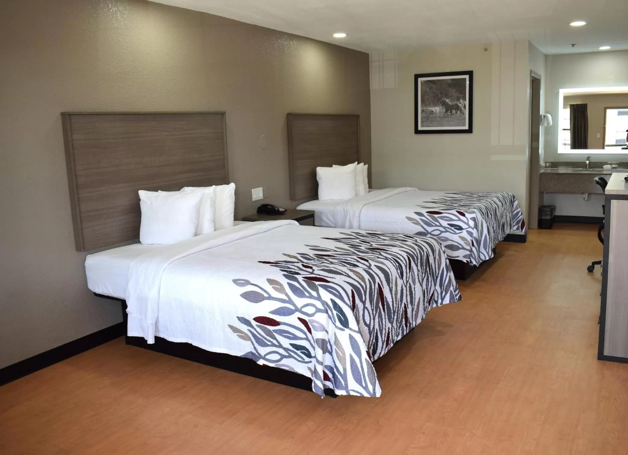 Photo of the whole room, Bed in Red Roof Inn & Suites Weatherford