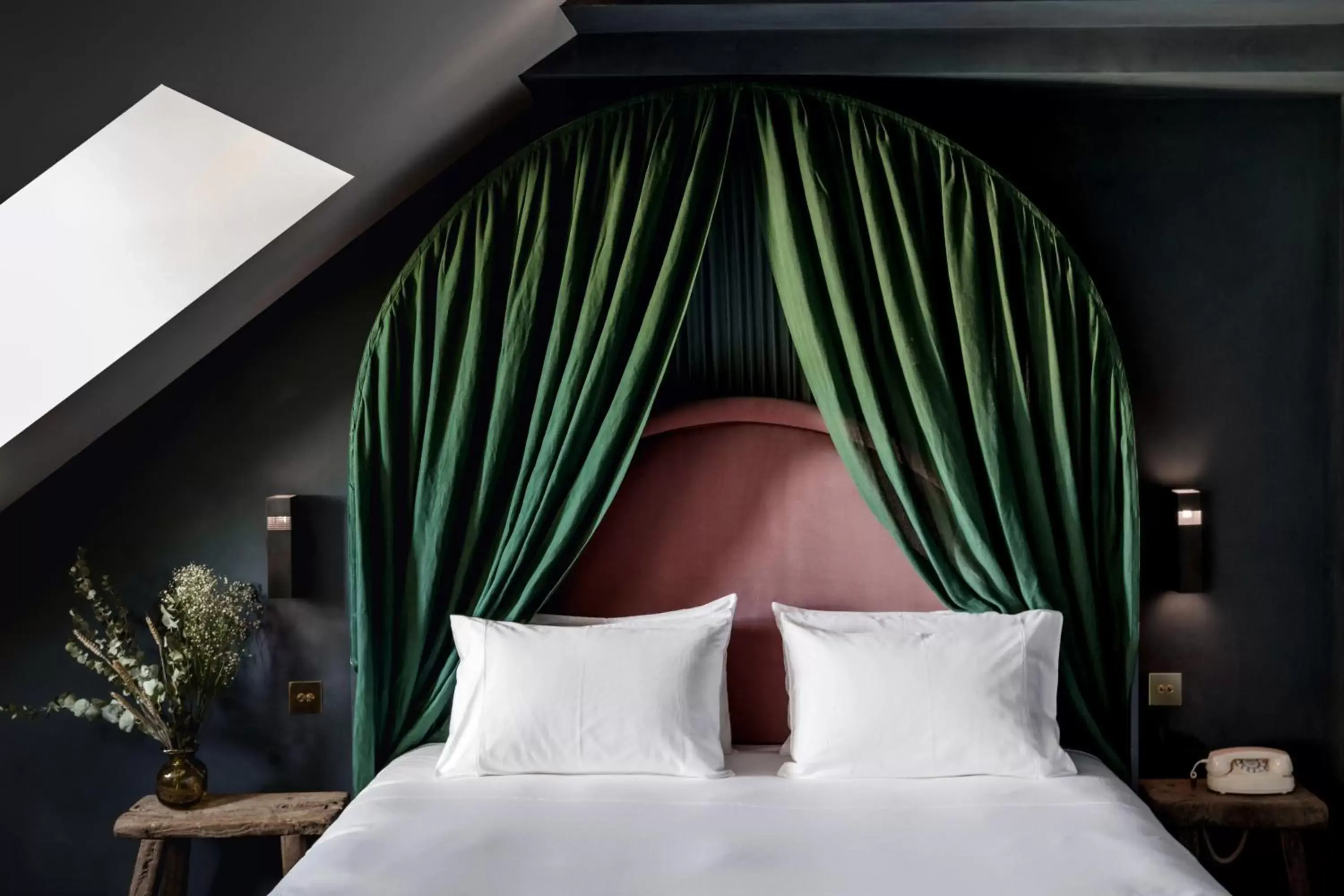 Bed in Hotel des Grands Boulevards