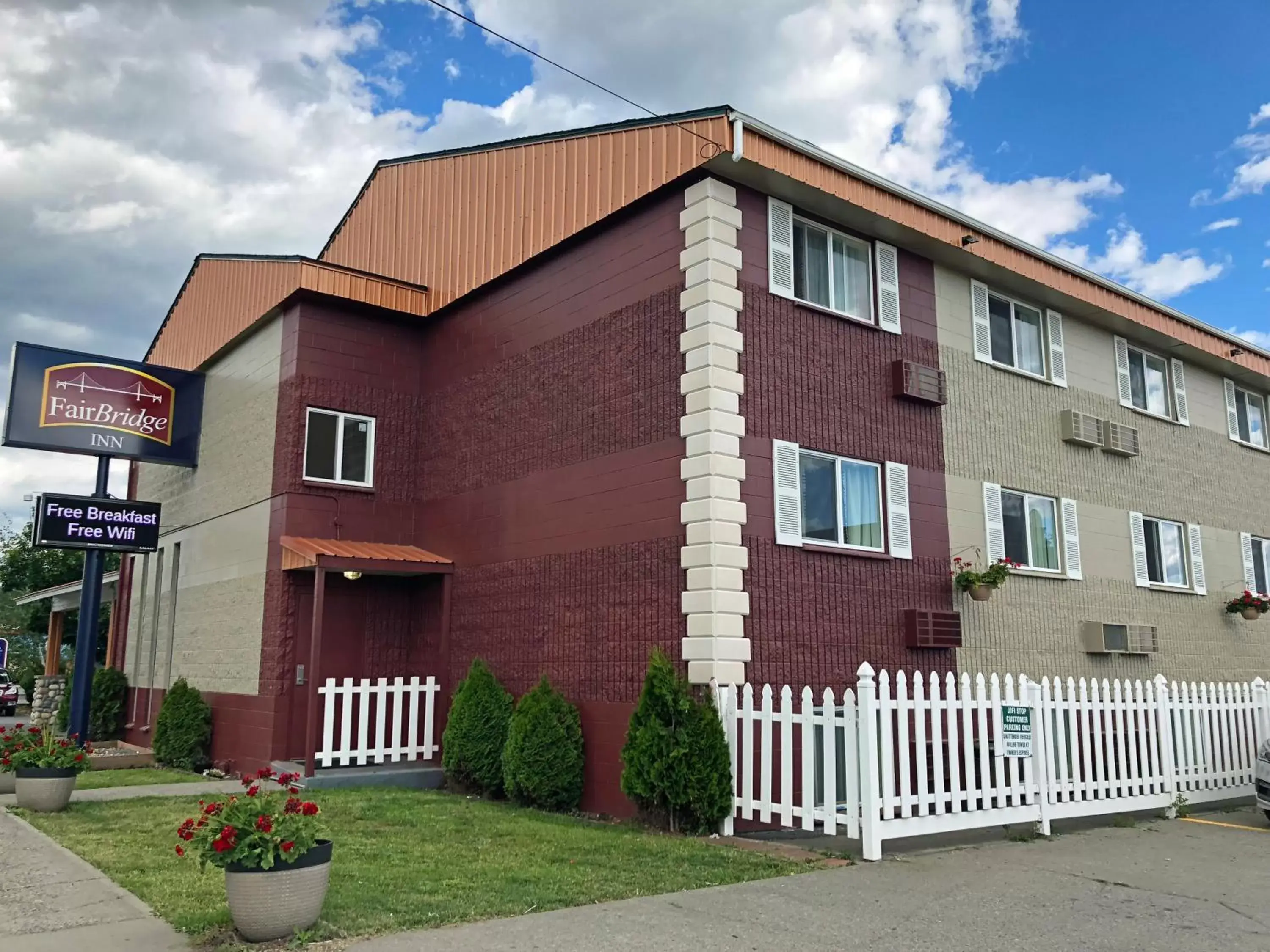 Facade/entrance, Property Building in FairBridge Inn - Coeur d'Alene