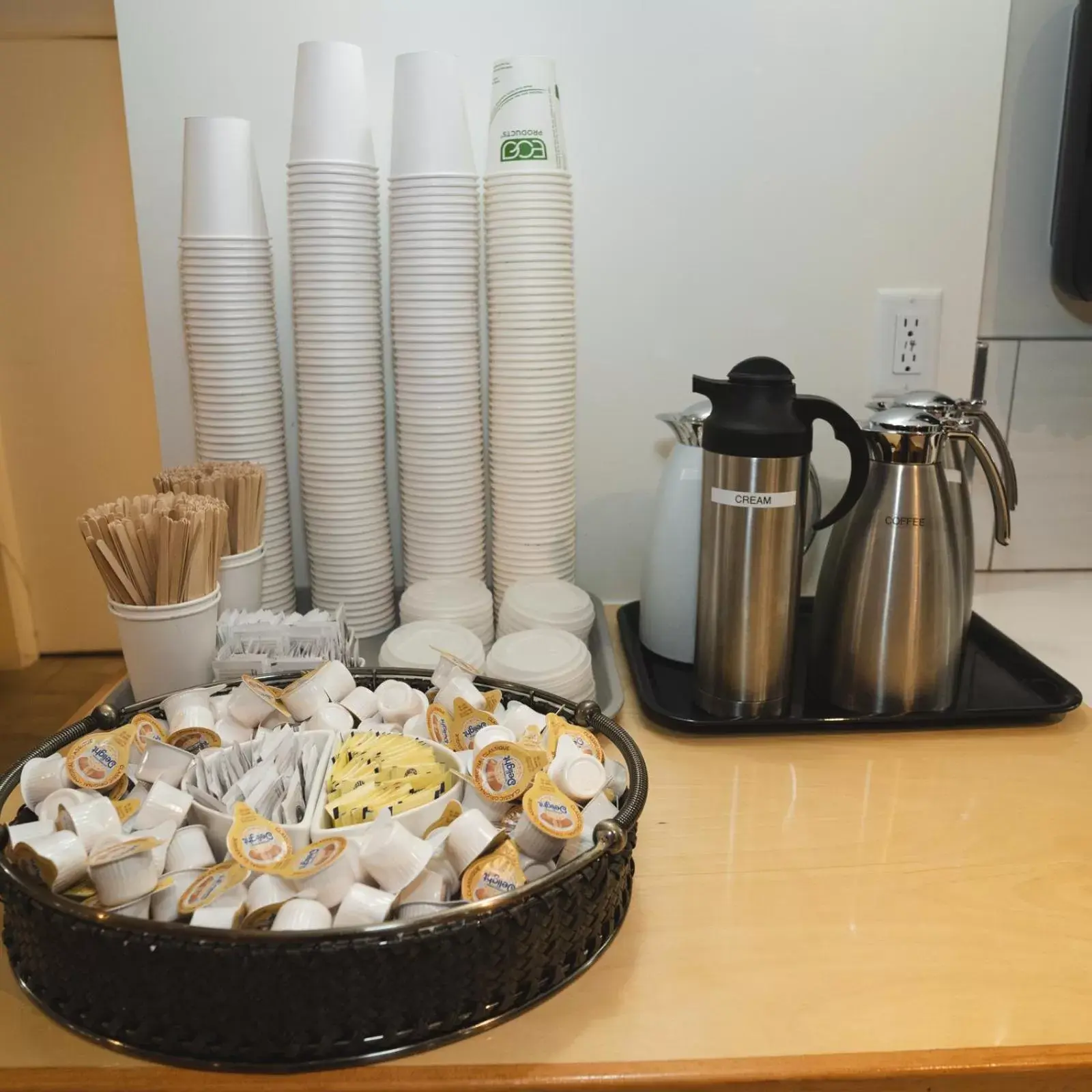 Coffee/tea facilities in Robin Hood Inn and Suites