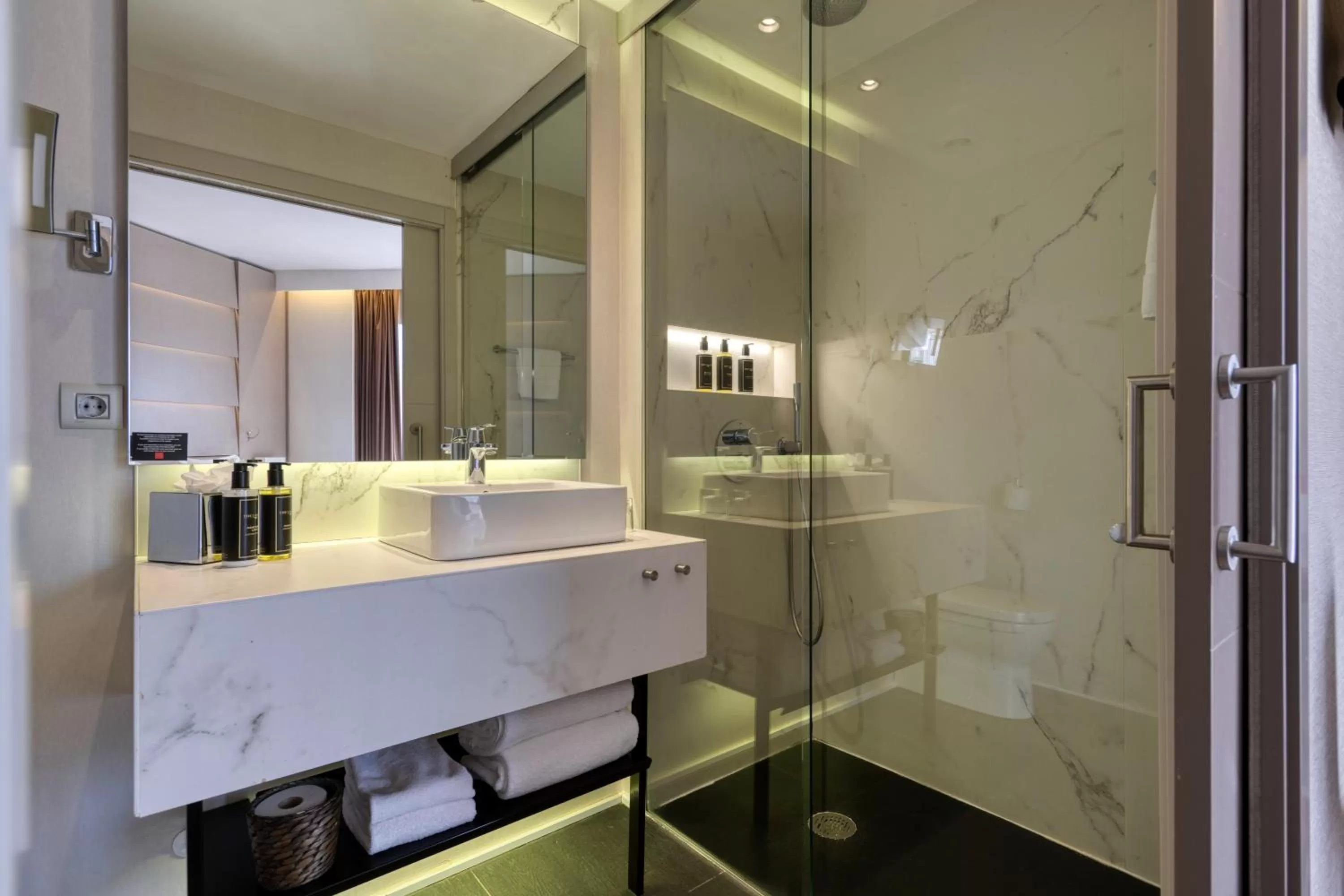 Shower in Hotel America Barcelona