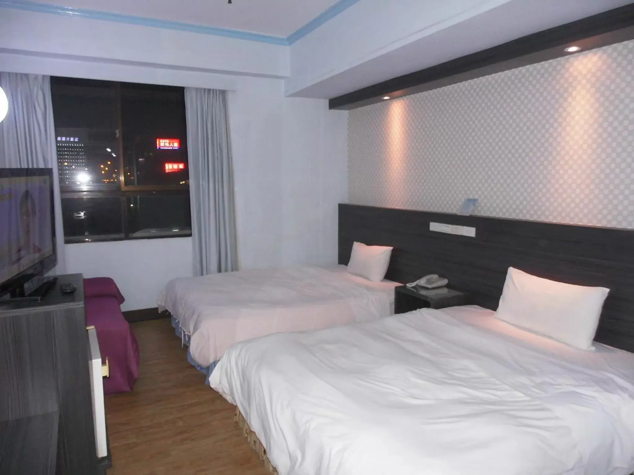 Standard Twin Room in Modern Plaza Hotel
