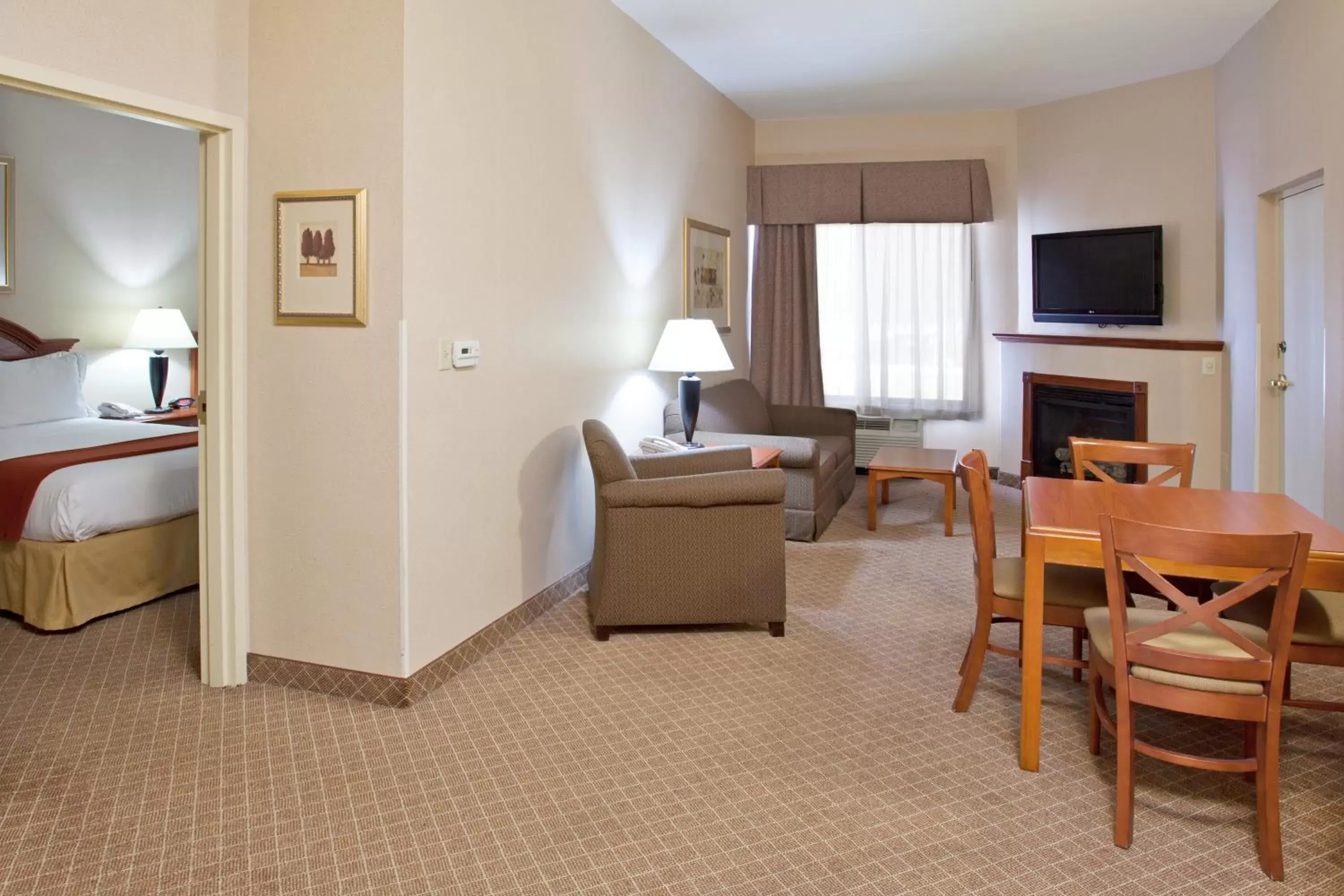 Living room, TV/Entertainment Center in Holiday Inn Express Hotel & Suites Erie-Summit Township, an IHG Hotel