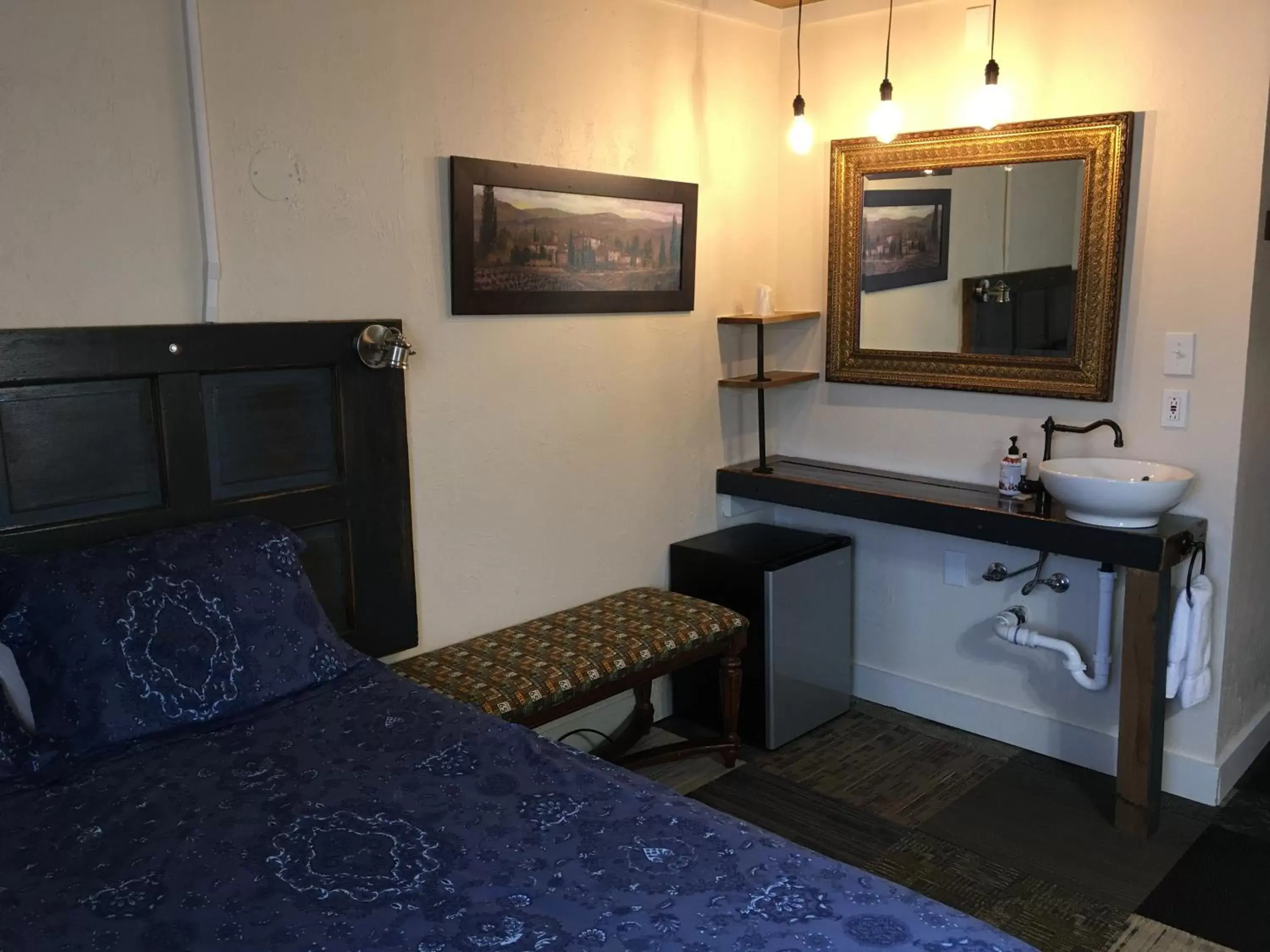 Bed, Bathroom in The Viking Lodge - Downtown Winter Park Colorado