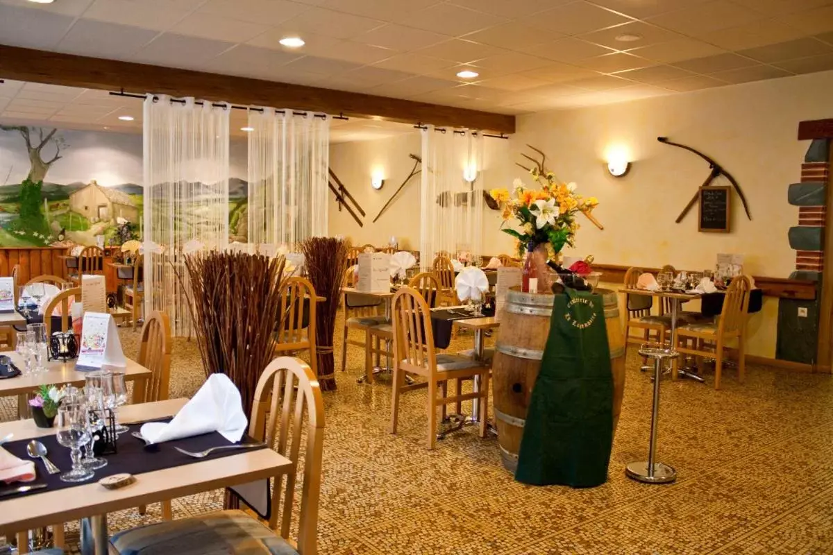 Dining area, Restaurant/Places to Eat in HOSTELLERIE du CANTAL